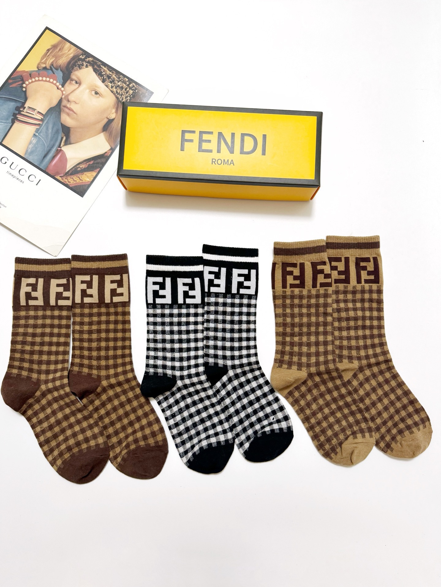 配包装🌟【一盒3 双】 🌟芬迪FENDI 经典字母logo 纯棉中筒袜 ，ins超火爆短袜，纯棉面料，男