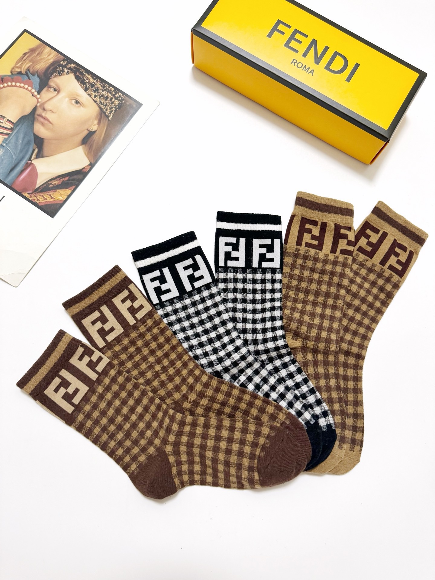 配包装🌟【一盒3 双】 🌟芬迪FENDI 经典字母logo 纯棉中筒袜 ，ins超火爆短袜，纯棉面料，男