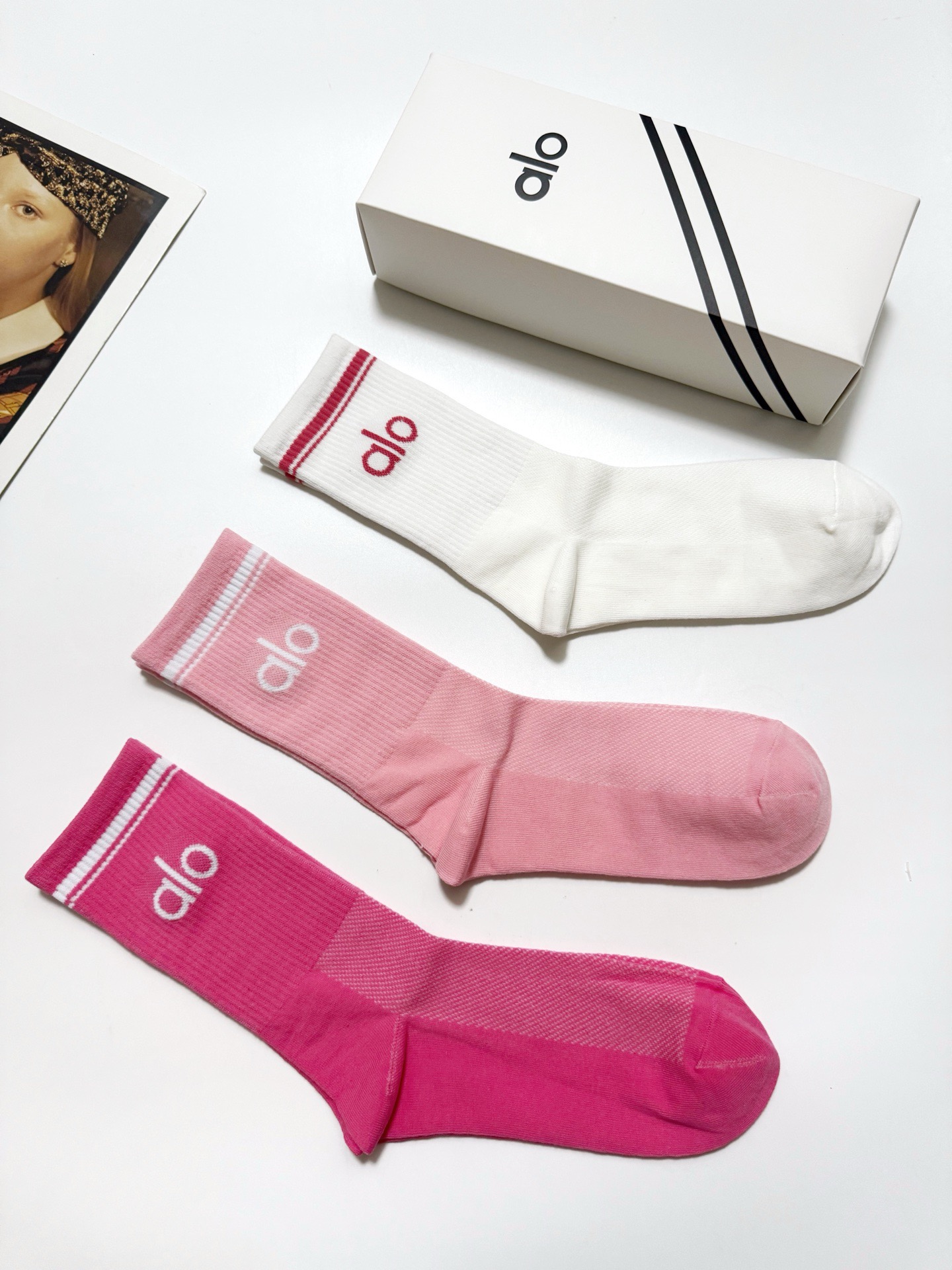 配包装🌟【一盒3双】 🌟 alo 经典字母logo 纯棉中筒袜 ，ins超火爆小腿短袜，纯棉面料，潮人必