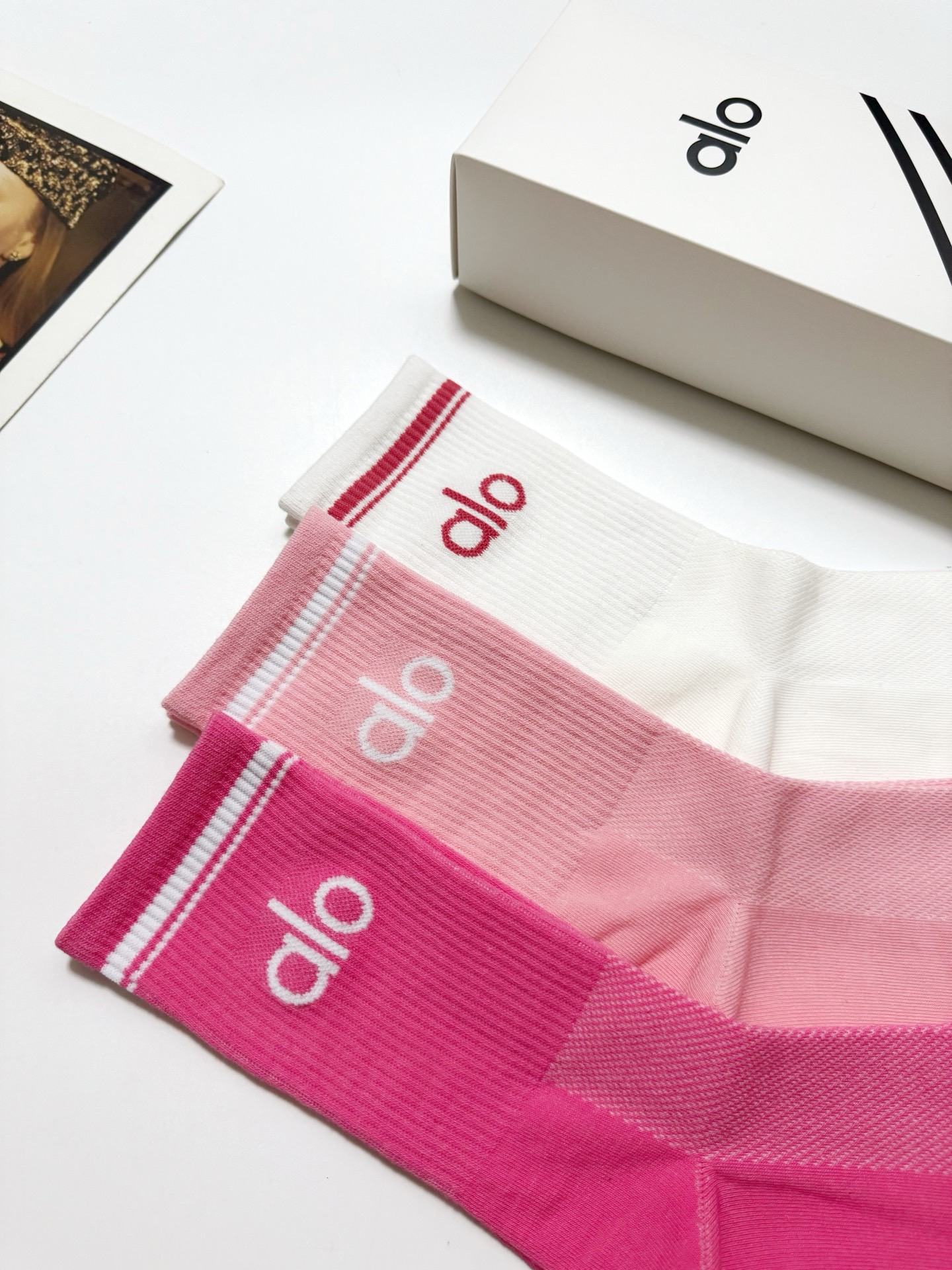 配包装🌟【一盒3双】 🌟 alo 经典字母logo 纯棉中筒袜 ，ins超火爆小腿短袜，纯棉面料，潮人必