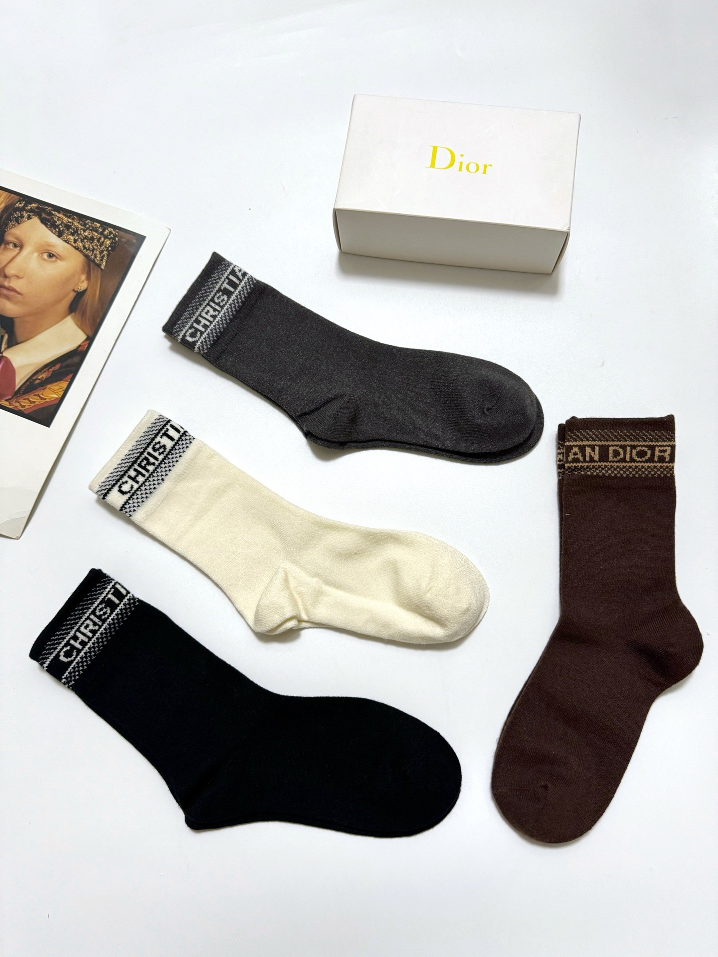 配包装🌟【一盒4 双】 🌟Dior 迪奥 经典字母logo 羊绒混纺 中筒袜 ，ins超火爆配色 ，超级