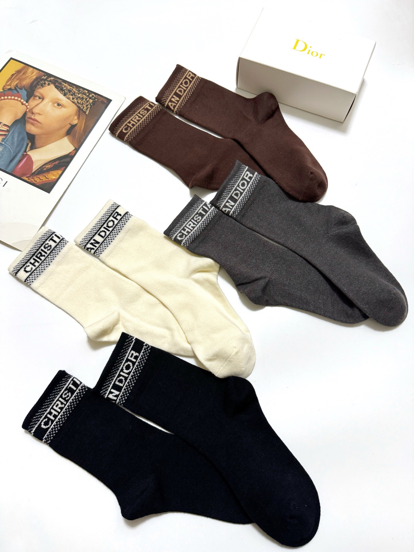 配包装🌟【一盒4 双】 🌟Dior 迪奥 经典字母logo 羊绒混纺 中筒袜 ，ins超火爆配色 ，超级