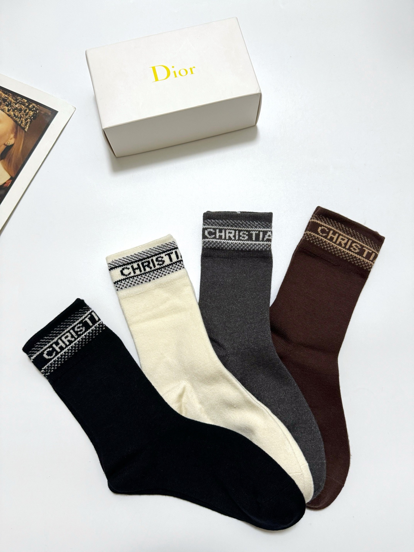 配包装🌟【一盒4 双】 🌟Dior 迪奥 经典字母logo 羊绒混纺 中筒袜 ，ins超火爆配色 ，超级