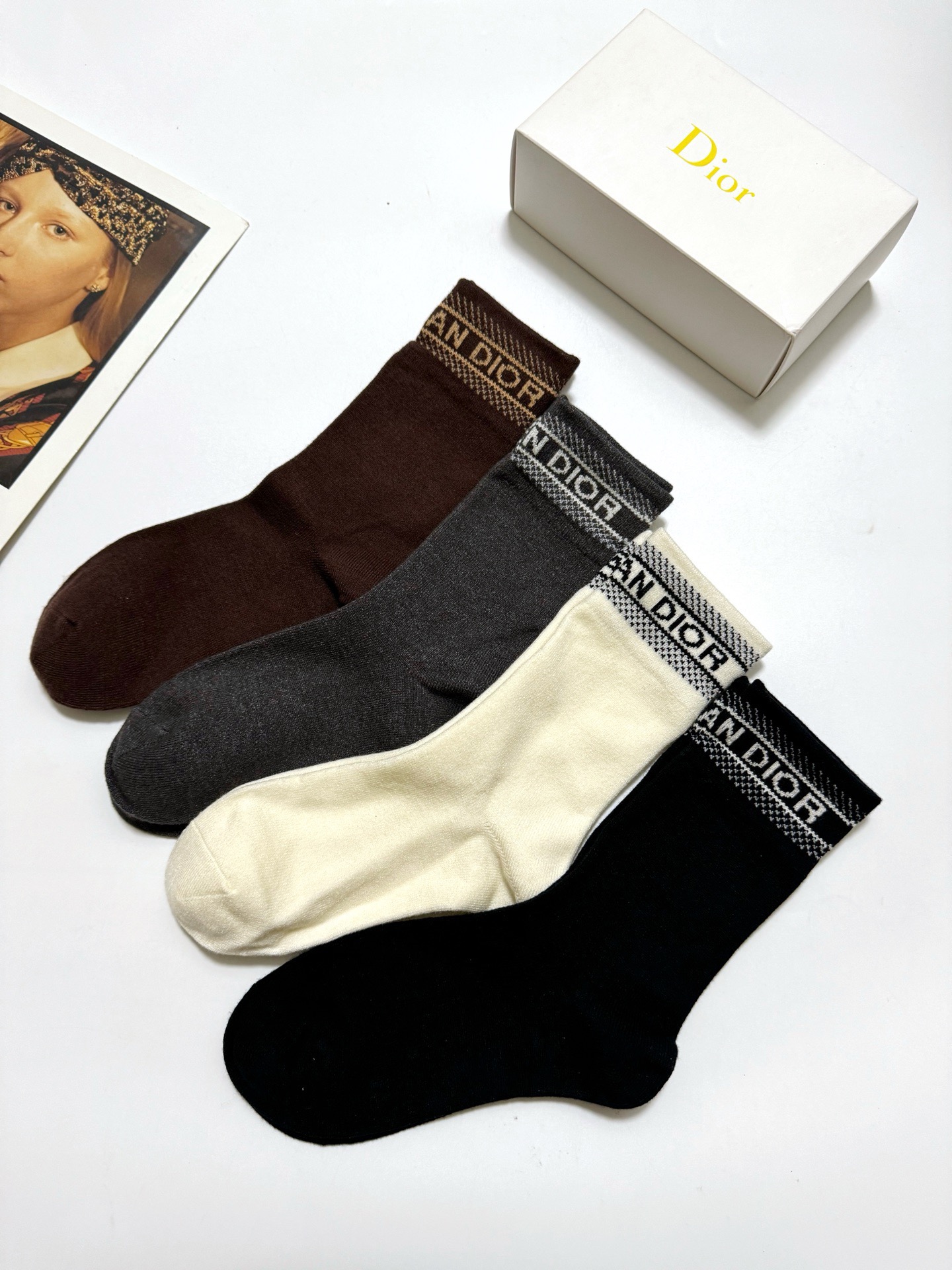 配包装🌟【一盒4 双】 🌟Dior 迪奥 经典字母logo 羊绒混纺 中筒袜 ，ins超火爆配色 ，超级