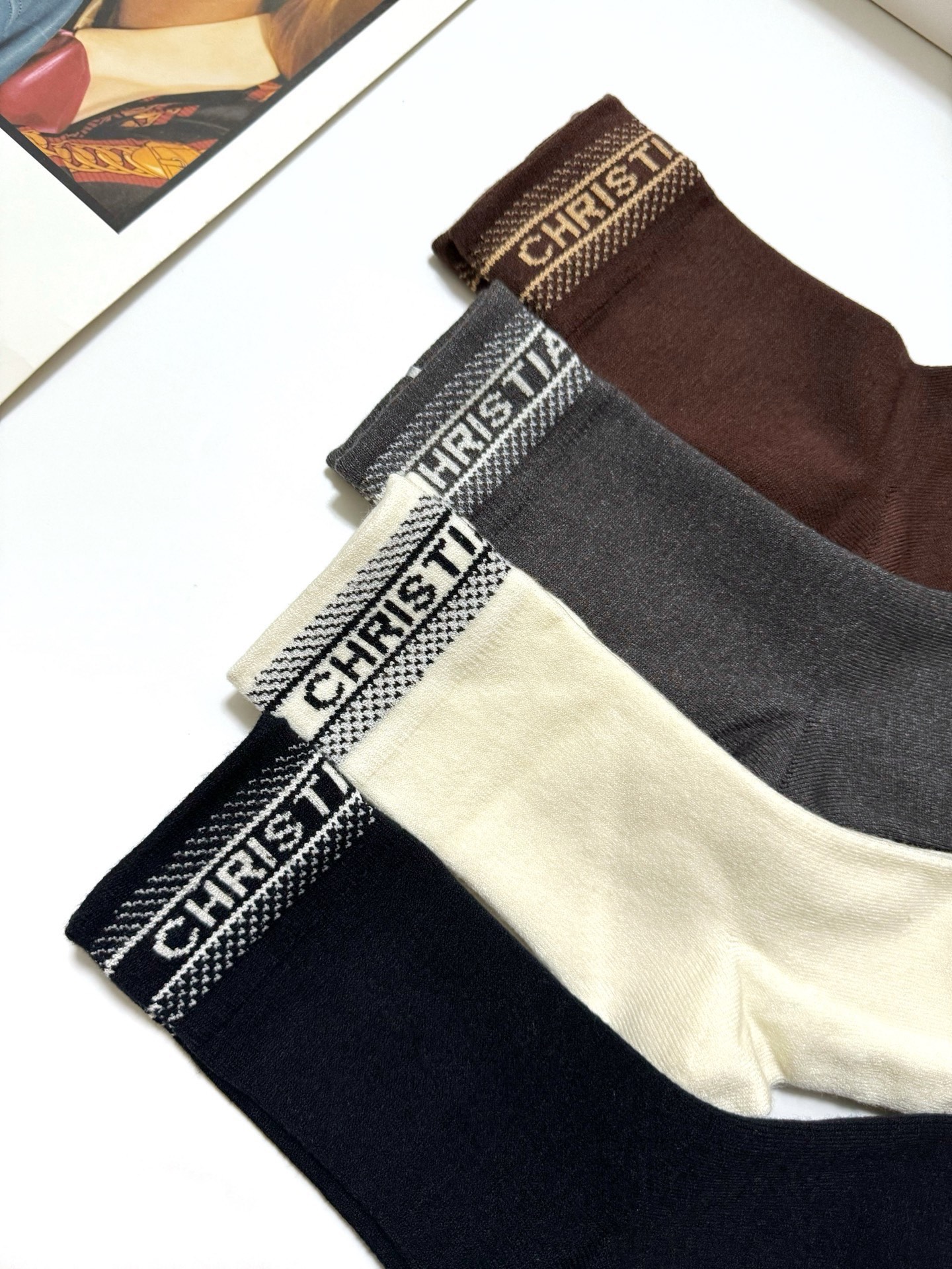 配包装🌟【一盒4 双】 🌟Dior 迪奥 经典字母logo 羊绒混纺 中筒袜 ，ins超火爆配色 ，超级