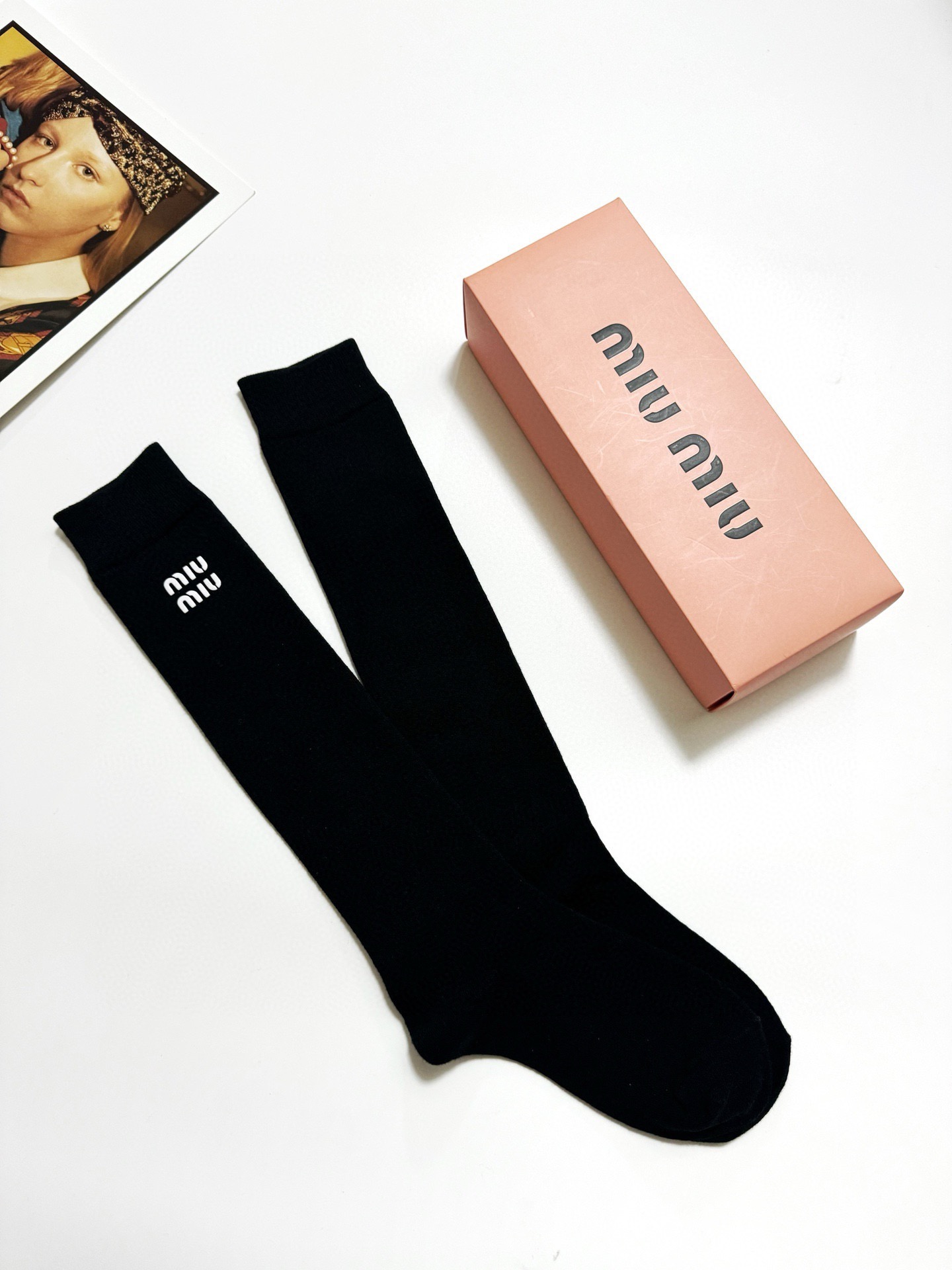 配包装🌟【一盒一 双】 🌟缪缪 miumiu 经典字母logo纯棉袜 小腿堆堆袜，ins超火爆红人同款，