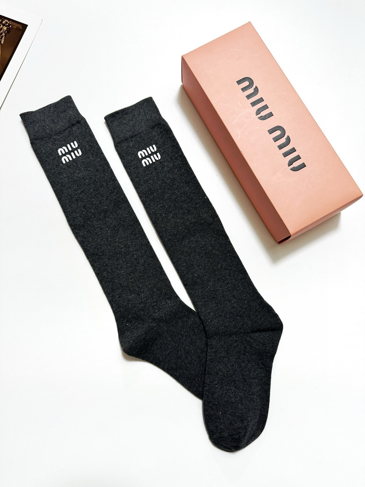 配包装🌟【一盒一 双】 🌟缪缪 miumiu 经典字母logo纯棉袜 小腿堆堆袜，ins超火爆红人同款，
