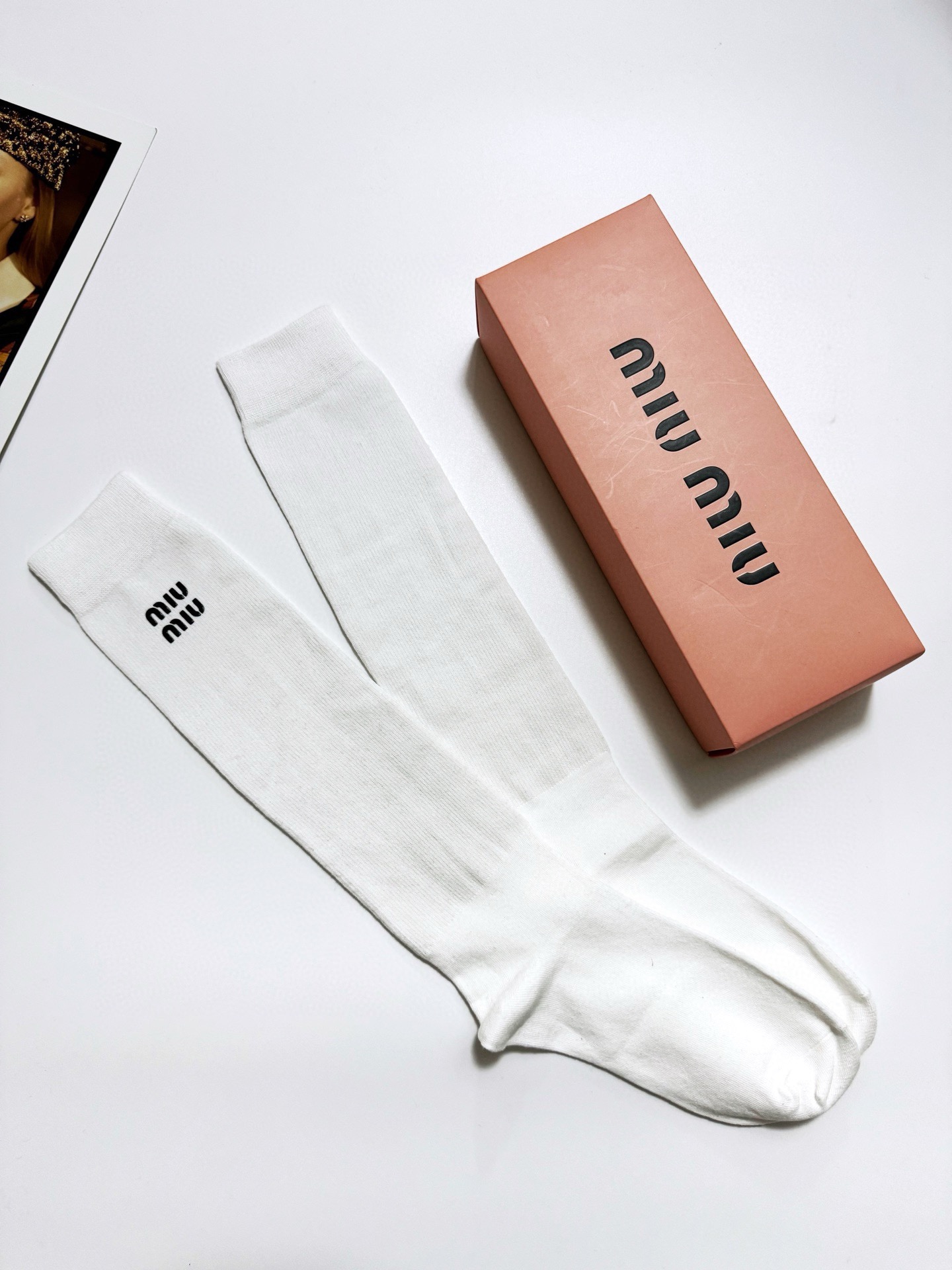 配包装🌟【一盒一 双】 🌟缪缪 miumiu 经典字母logo纯棉袜 小腿堆堆袜，ins超火爆红人同款，