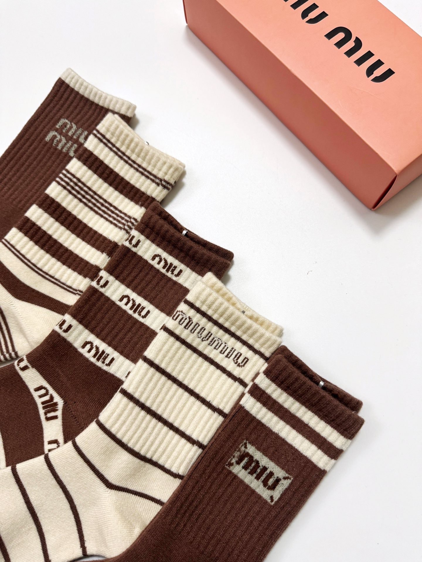 配包装🌟【一盒5 双】 🌟缪缪miumiu 经典字母 logo 羊绒混纺中筒袜 ，ins超火爆中筒袜，潮