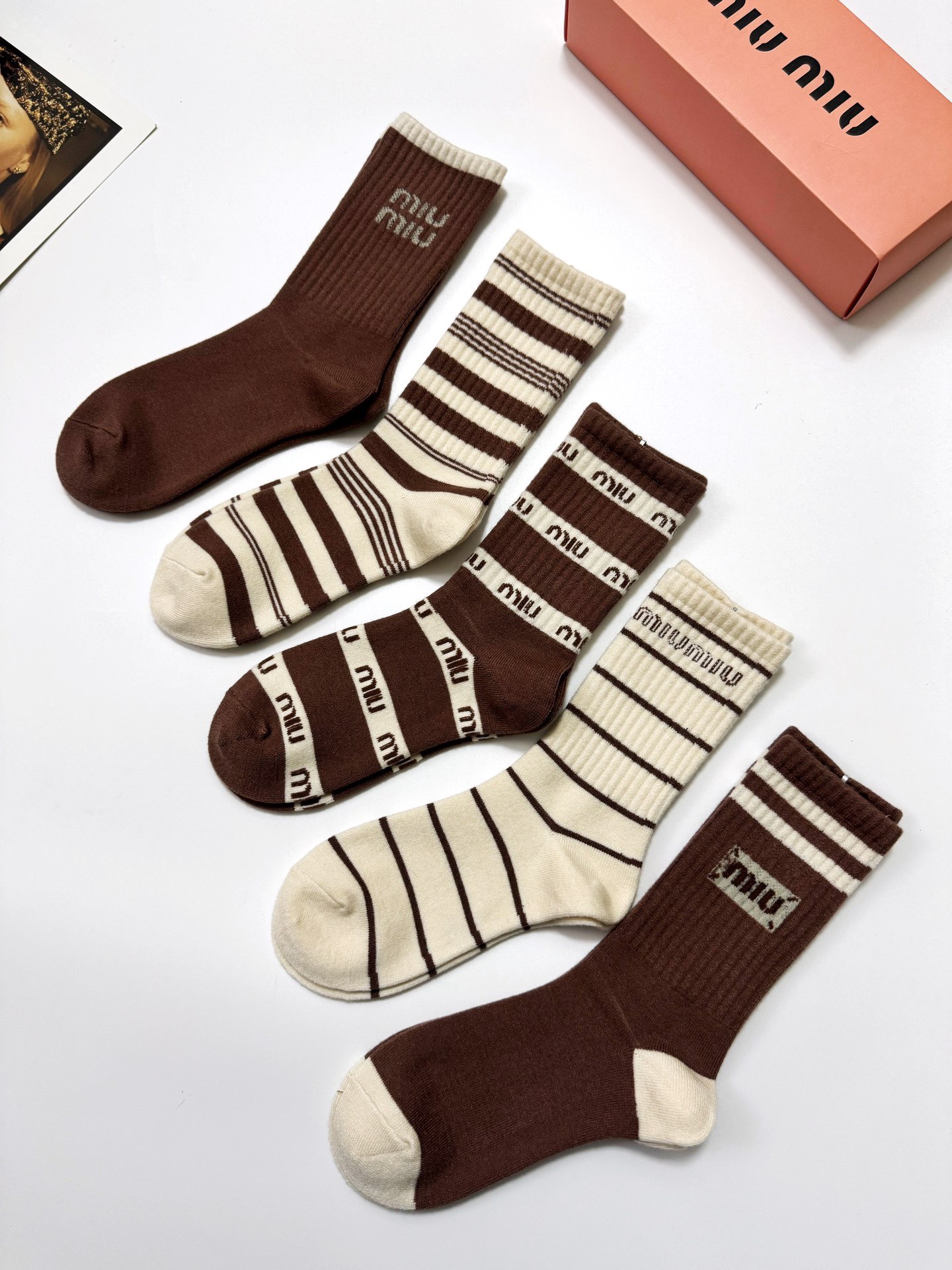 配包装🌟【一盒5 双】 🌟缪缪miumiu 经典字母 logo 羊绒混纺中筒袜 ，ins超火爆中筒袜，潮