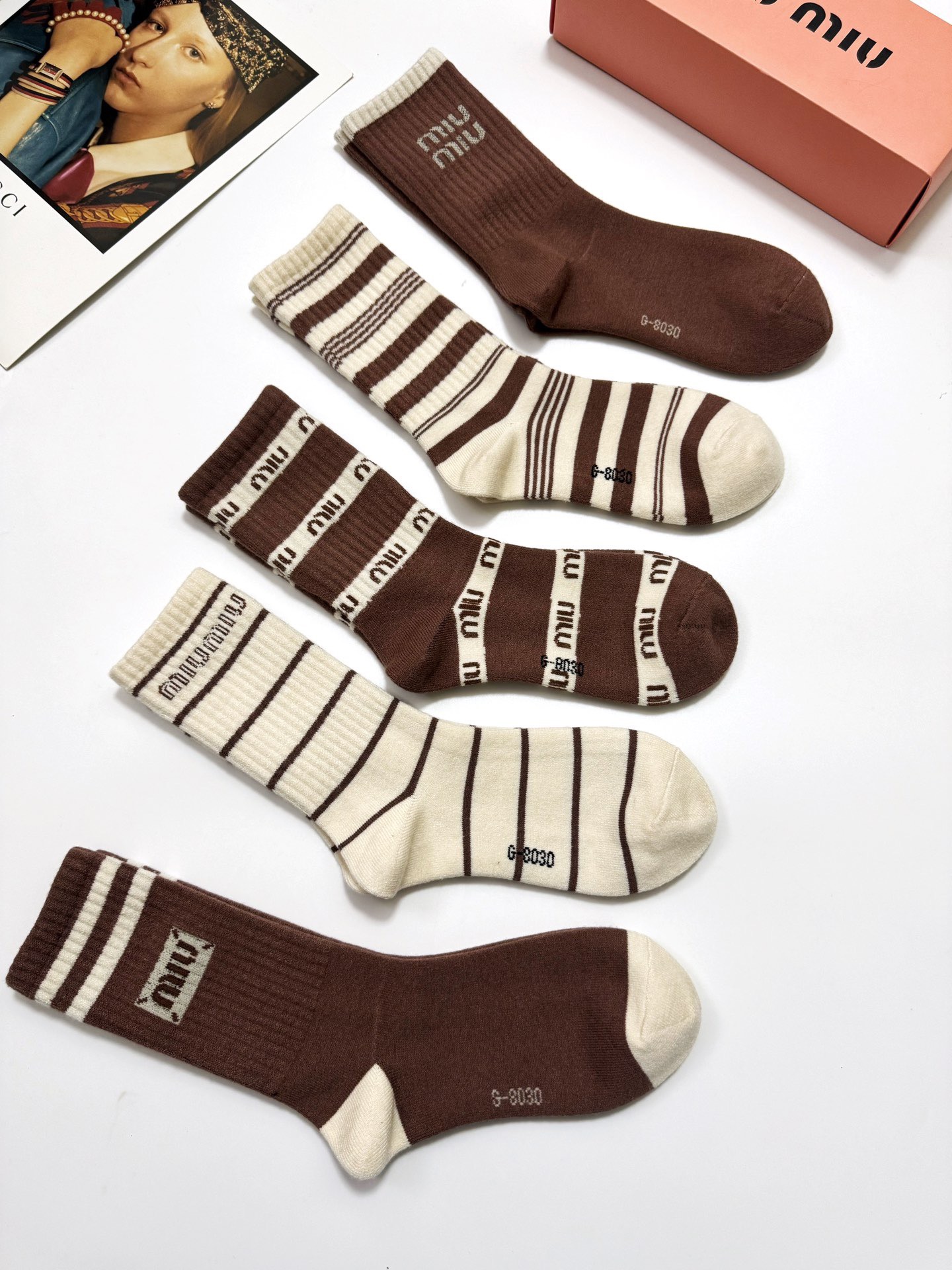 配包装🌟【一盒5 双】 🌟缪缪miumiu 经典字母 logo 羊绒混纺中筒袜 ，ins超火爆中筒袜，潮
