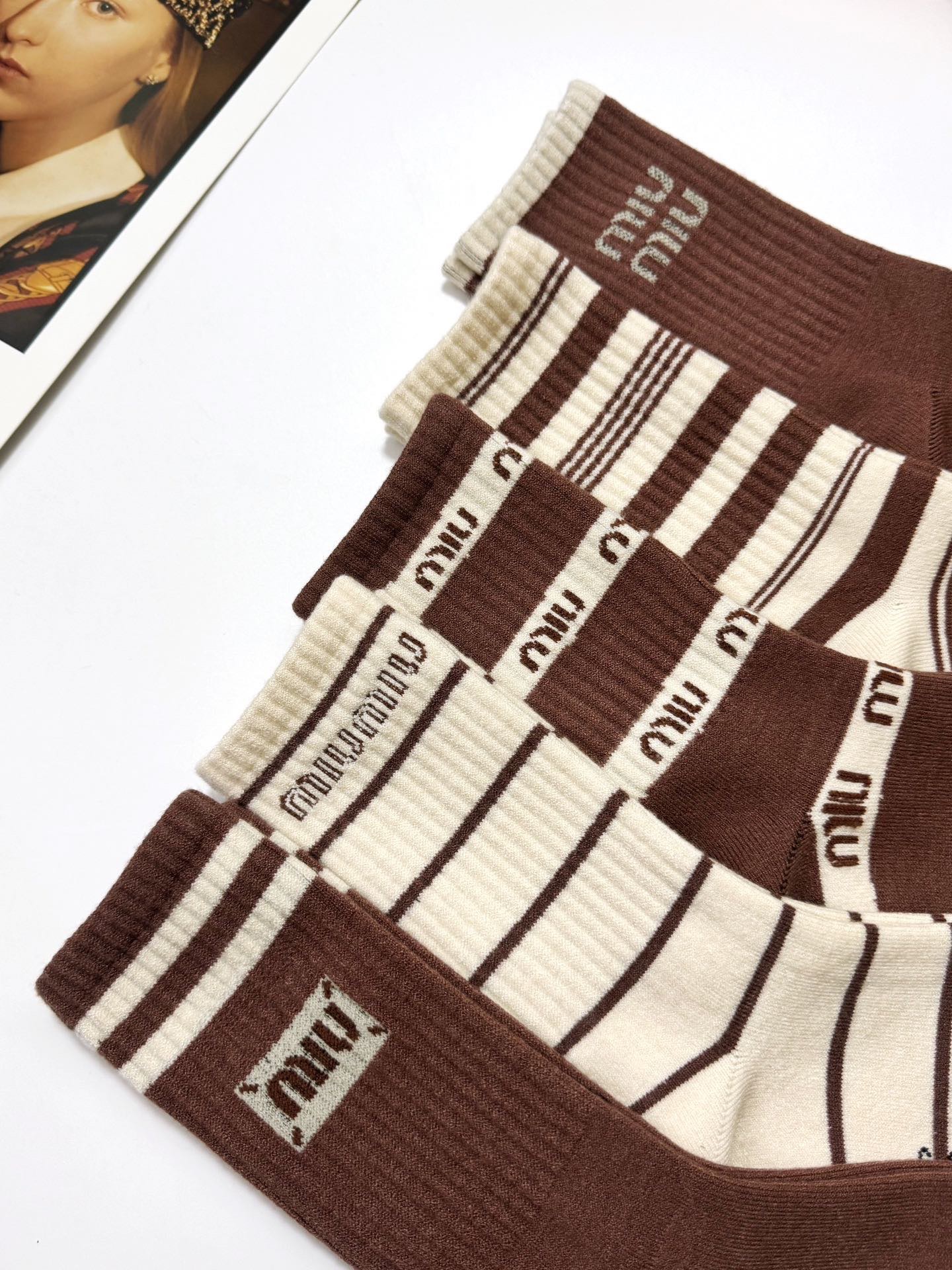 配包装🌟【一盒5 双】 🌟缪缪miumiu 经典字母 logo 羊绒混纺中筒袜 ，ins超火爆中筒袜，潮