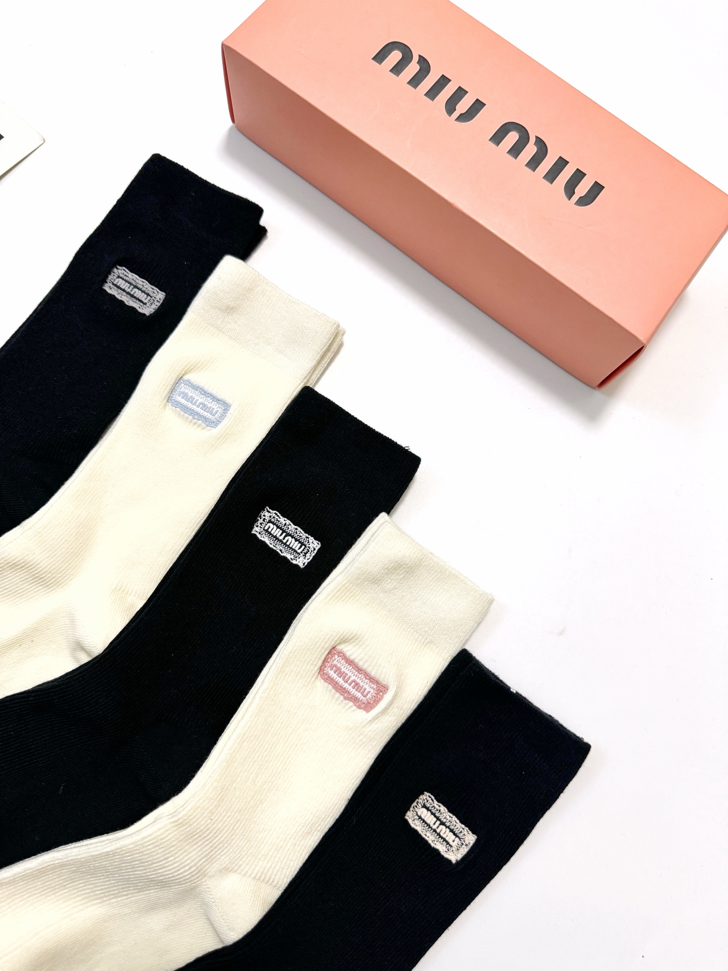 配包装🌟【一盒5双】🌟缪缪 miumiu 爆款纯棉中筒袜，超百搭大火配色🔥超完美结合，款式经典，专柜同步