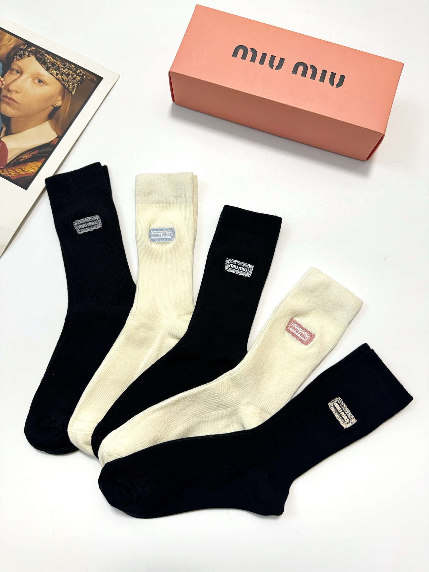 配包装🌟【一盒5双】🌟缪缪 miumiu 爆款纯棉中筒袜，超百搭大火配色🔥超完美结合，款式经典，专柜同步