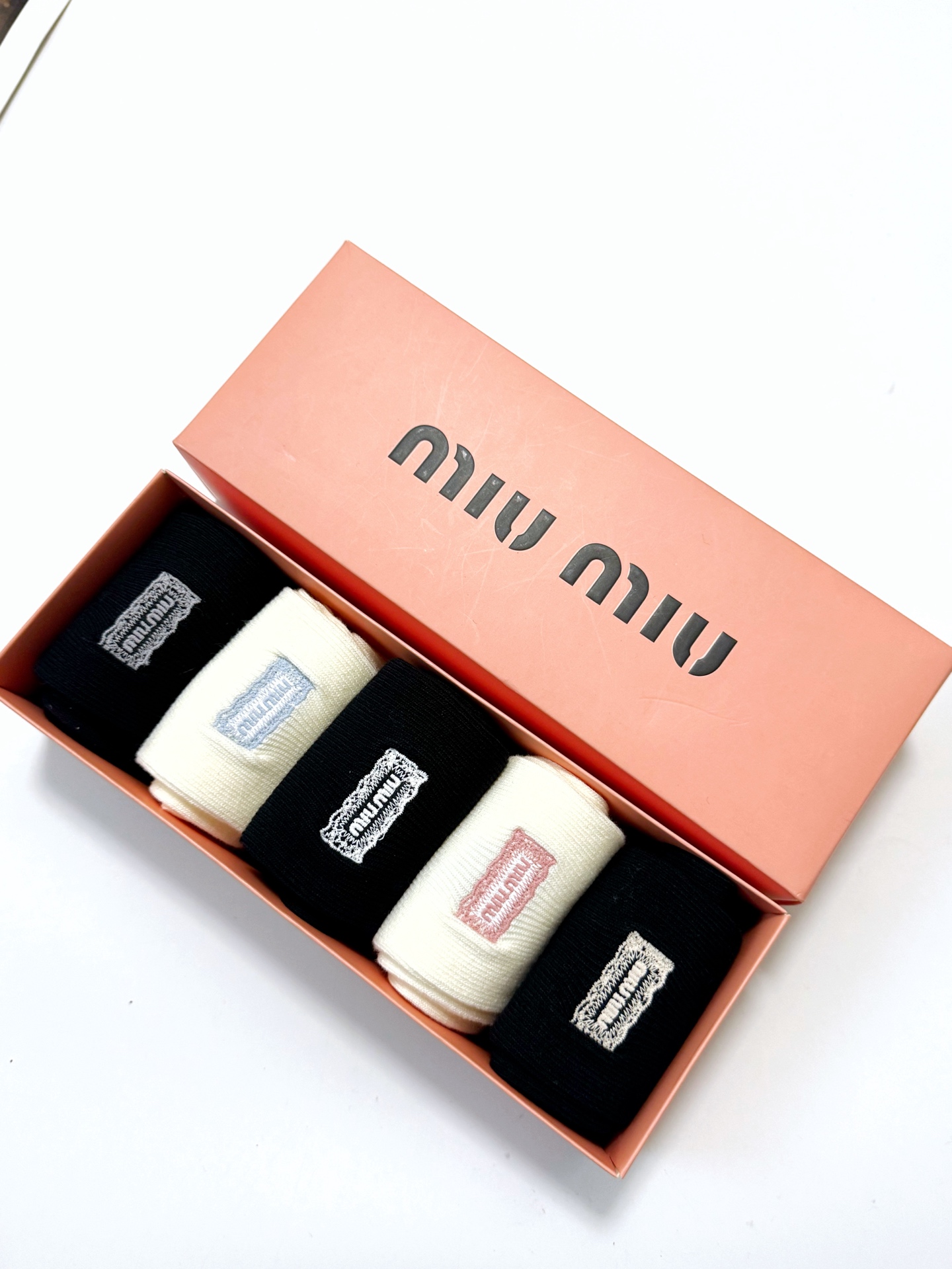 配包装🌟【一盒5双】🌟缪缪 miumiu 爆款纯棉中筒袜，超百搭大火配色🔥超完美结合，款式经典，专柜同步