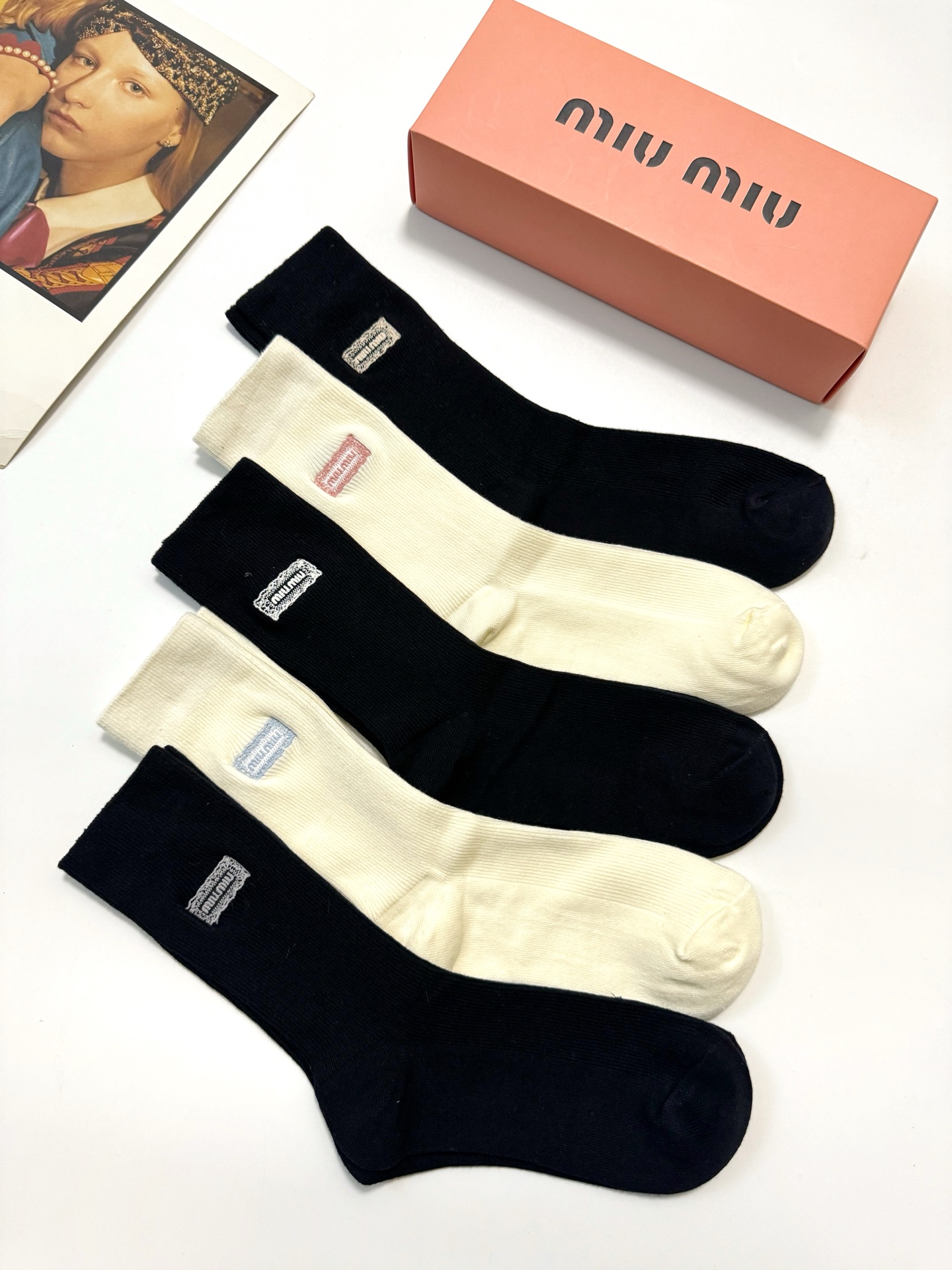 配包装🌟【一盒5双】🌟缪缪 miumiu 爆款纯棉中筒袜，超百搭大火配色🔥超完美结合，款式经典，专柜同步