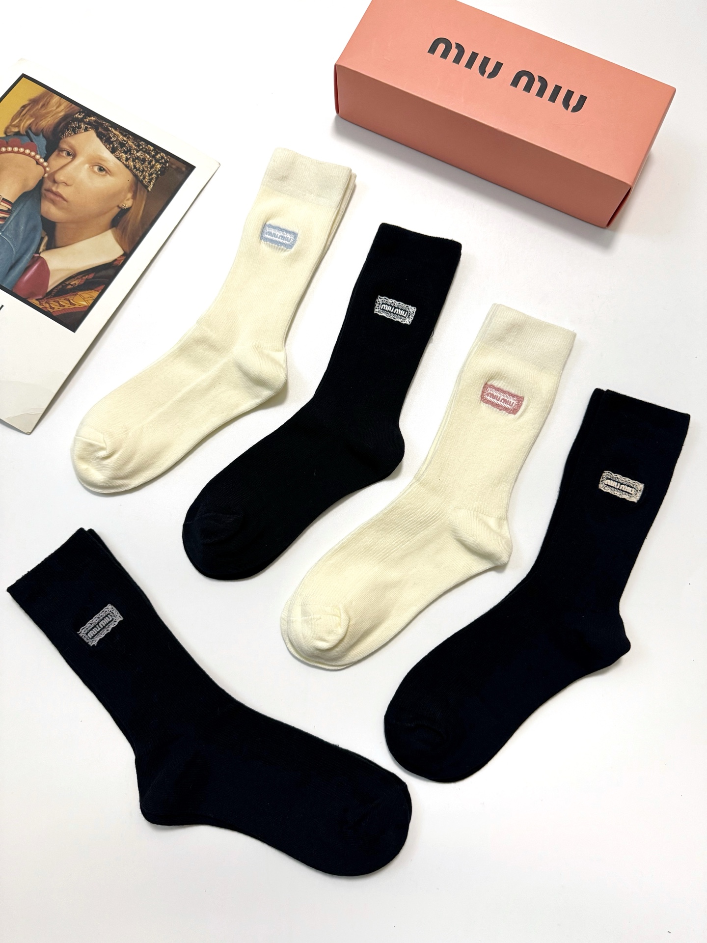 配包装🌟【一盒5双】🌟缪缪 miumiu 爆款纯棉中筒袜，超百搭大火配色🔥超完美结合，款式经典，专柜同步