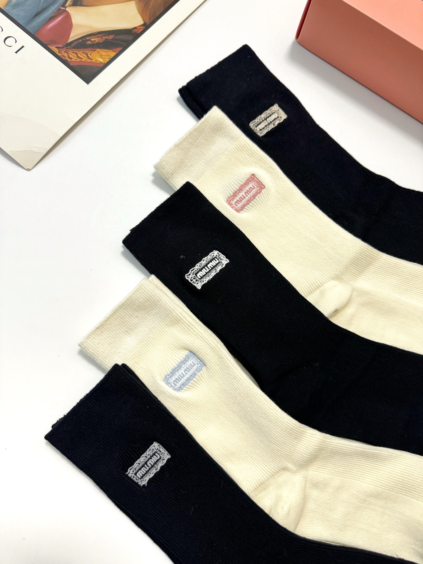 配包装🌟【一盒5双】🌟缪缪 miumiu 爆款纯棉中筒袜，超百搭大火配色🔥超完美结合，款式经典，专柜同步