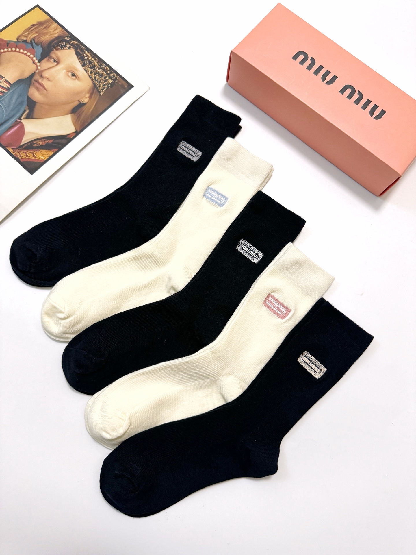 配包装🌟【一盒5双】🌟缪缪 miumiu 爆款纯棉中筒袜，超百搭大火配色🔥超完美结合，款式经典，专柜同步