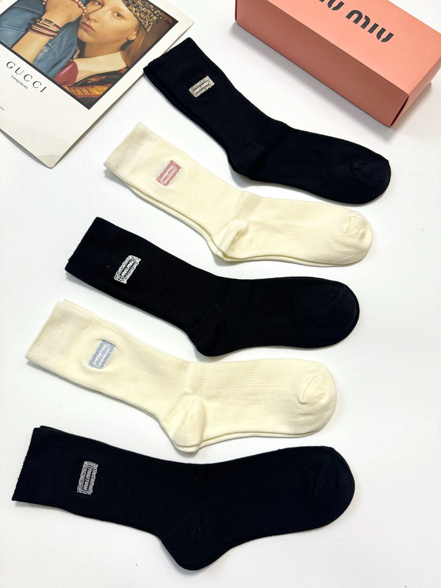 配包装🌟【一盒5双】🌟缪缪 miumiu 爆款纯棉中筒袜，超百搭大火配色🔥超完美结合，款式经典，专柜同步