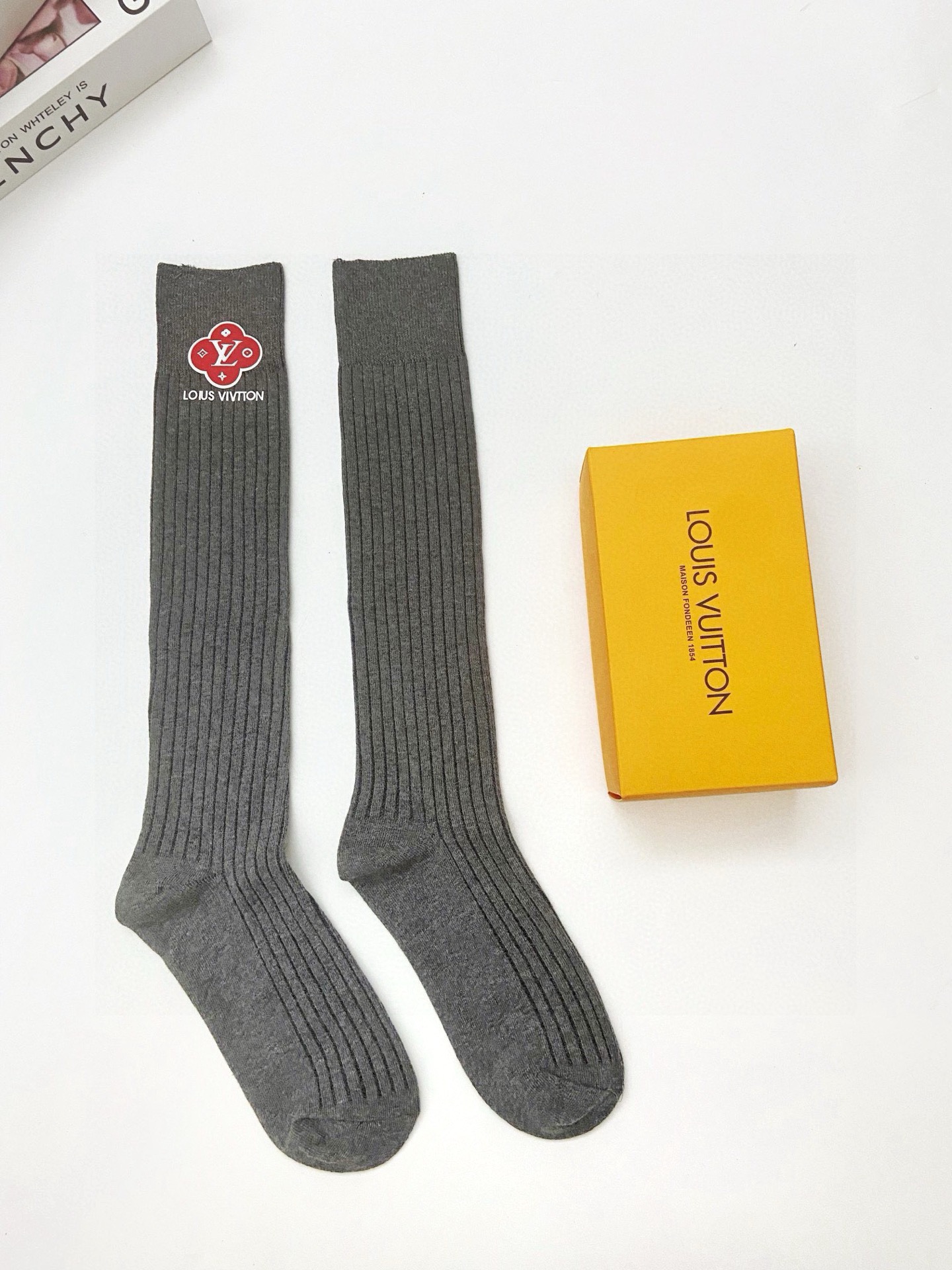 配包装🌟【一盒一双】🌟LV 路易威登 经典字母logo纯棉长筒袜 小腿袜🌟ins爆款！专柜在售ing 🌟