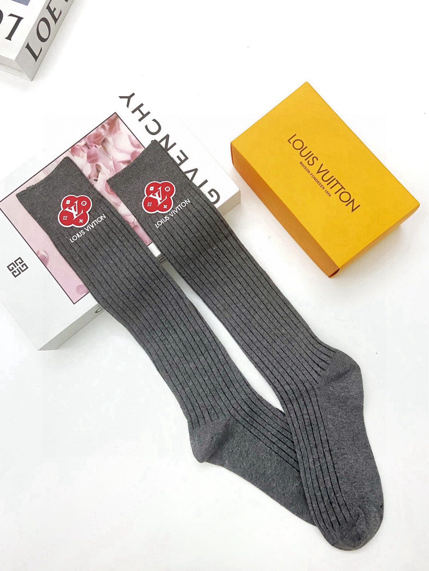 配包装🌟【一盒一双】🌟LV 路易威登 经典字母logo纯棉长筒袜 小腿袜🌟ins爆款！专柜在售ing 🌟