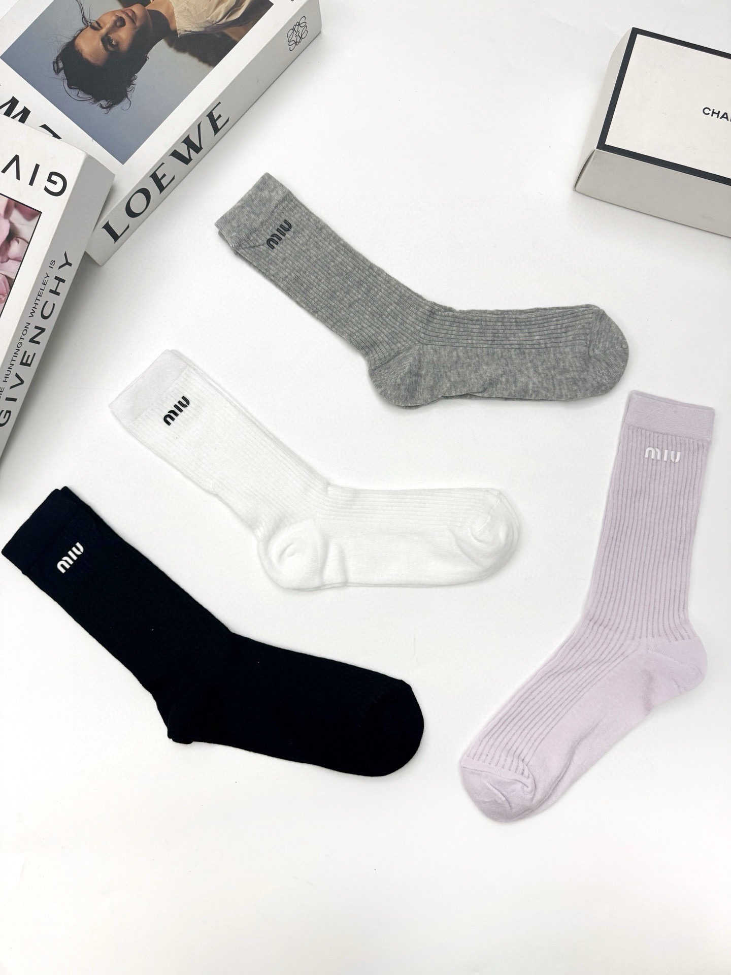 （爆款回货） 配包装🌟【一盒4 双】🌟缪缪 miumiu 经典字母logo 超薄无骨中筒袜，纯棉 条纹小