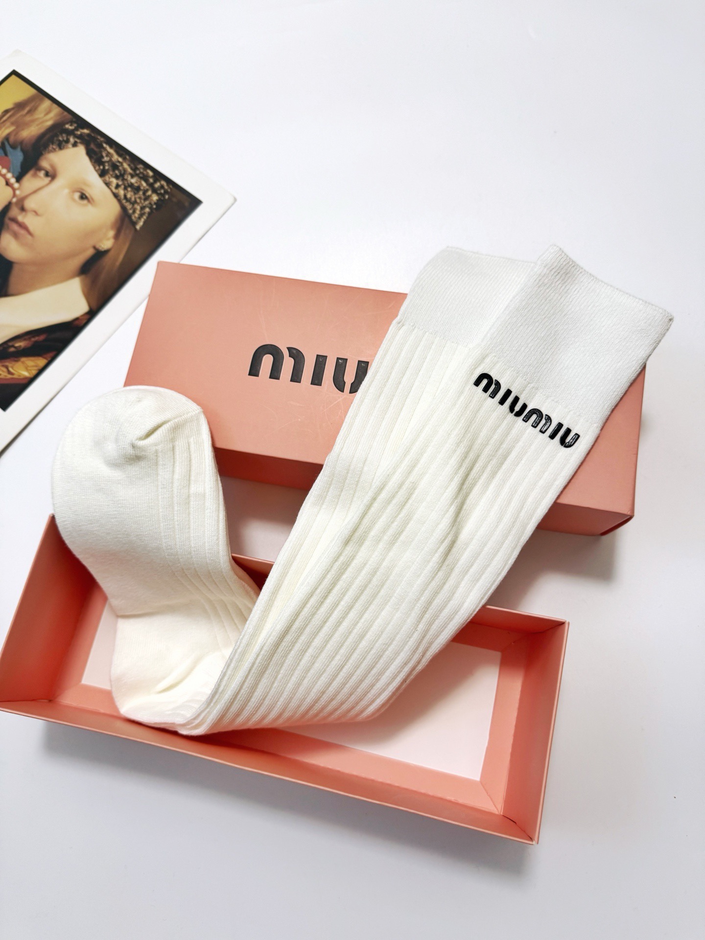 配包装🌟【一盒一双】🌟缪缪 miumiu 经典字母logo纯棉长筒袜 小腿袜🌟ins爆款！专柜在售ing