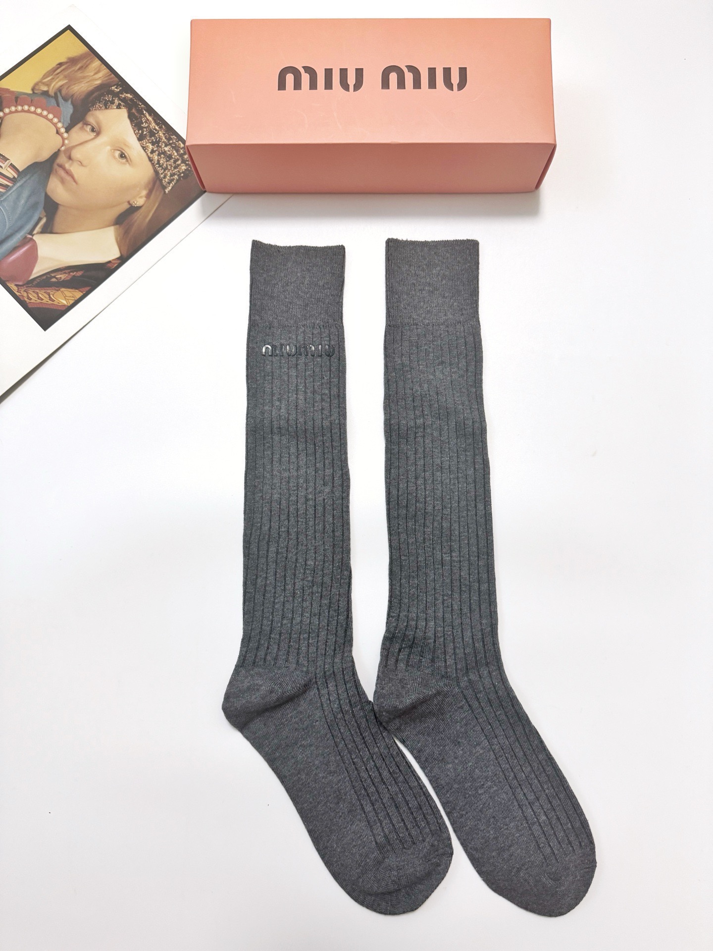 配包装🌟【一盒一双】🌟缪缪 miumiu 经典字母logo纯棉长筒袜 小腿袜🌟ins爆款！专柜在售ing