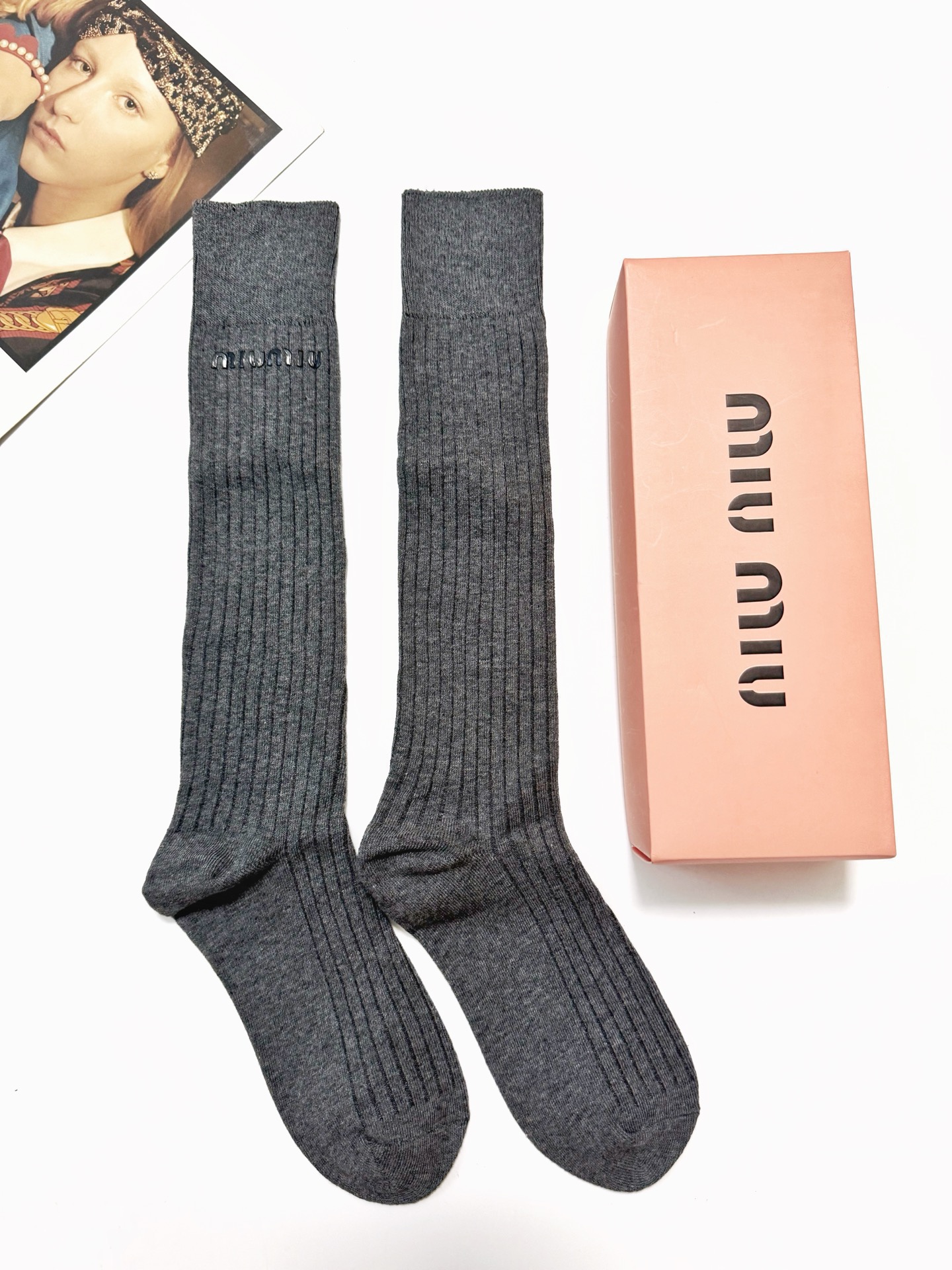配包装🌟【一盒一双】🌟缪缪 miumiu 经典字母logo纯棉长筒袜 小腿袜🌟ins爆款！专柜在售ing