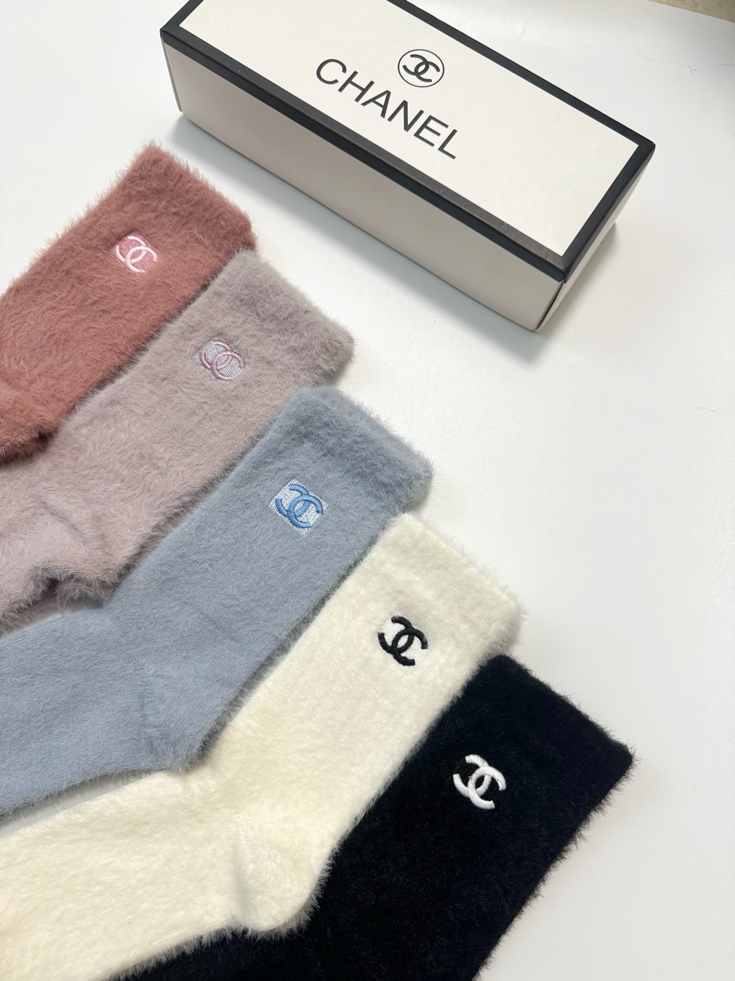 配包装🌟【一盒5 双】🌟Chanel香奈儿 欧美大牌 经典字母 logo 水貂绒短筒袜 ！超级软糯亲肤！