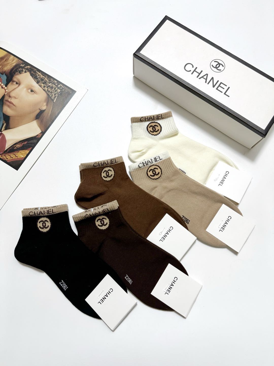 配包装🌟【一盒5 双】 🌟Chanel 香奈儿 经典字母logo 纯棉短袜 ，ins超火爆短袜，纯棉面料