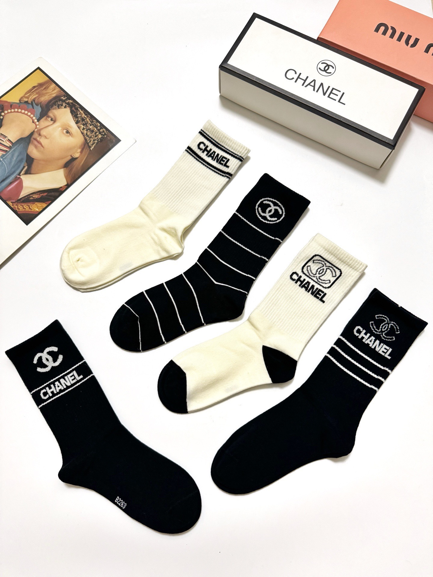 配包装🌟【一盒5 双】 🌟Chanel 香奈儿 经典字母logo 纯棉中筒袜 ，ins超火爆中筒袜 纯棉