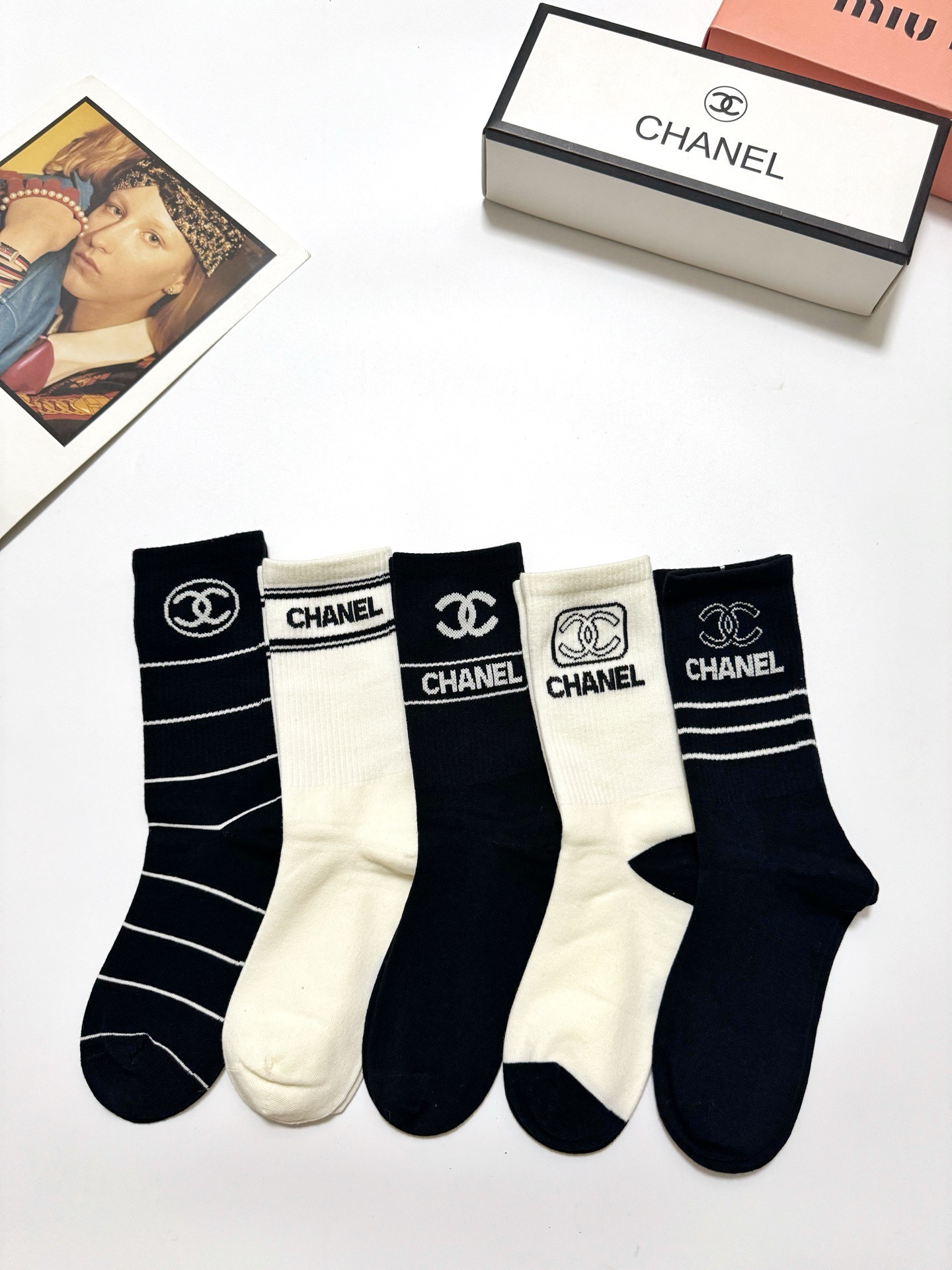 配包装🌟【一盒5 双】 🌟Chanel 香奈儿 经典字母logo 纯棉中筒袜 ，ins超火爆中筒袜 纯棉