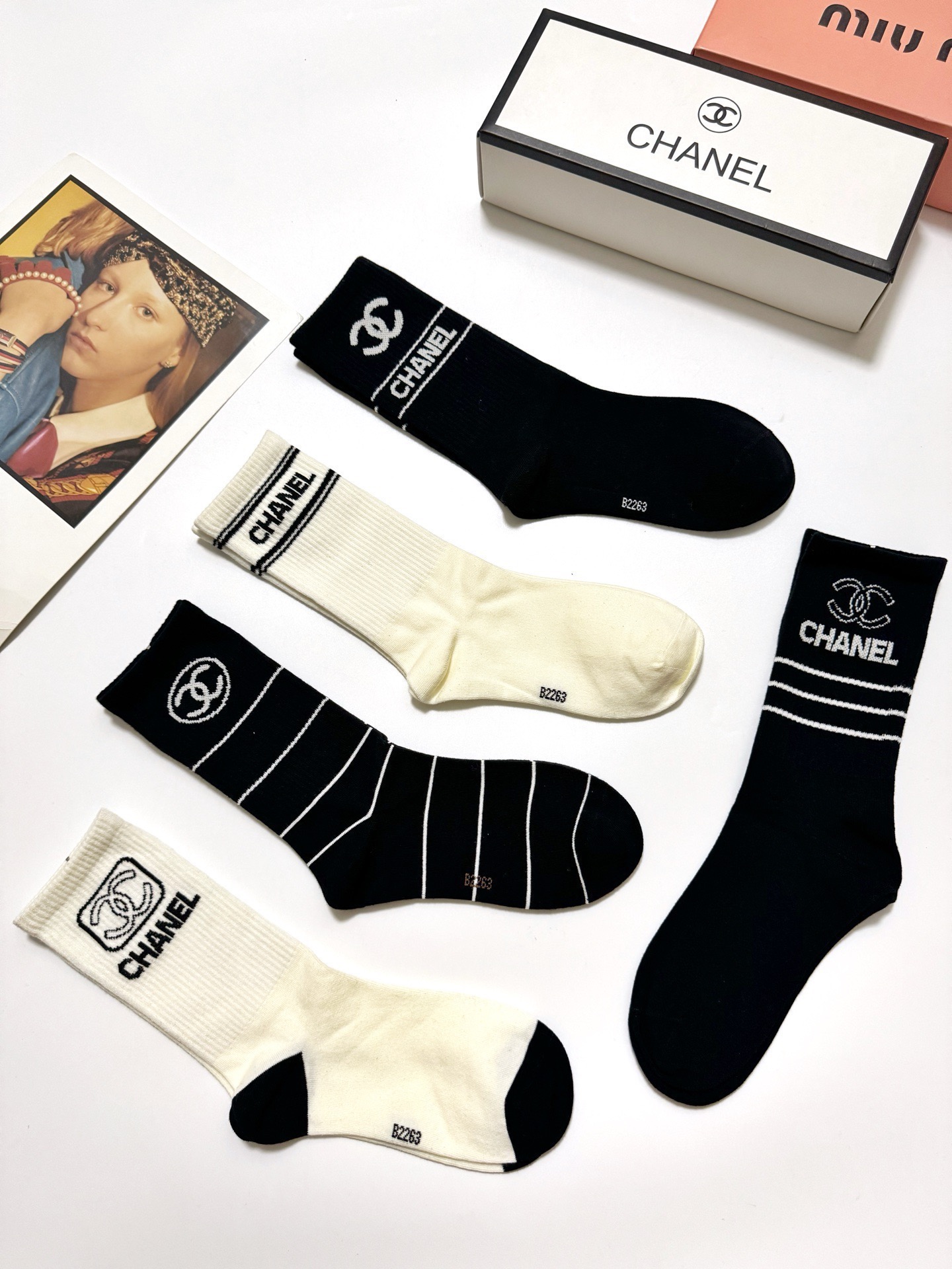 配包装🌟【一盒5 双】 🌟Chanel 香奈儿 经典字母logo 纯棉中筒袜 ，ins超火爆中筒袜 纯棉