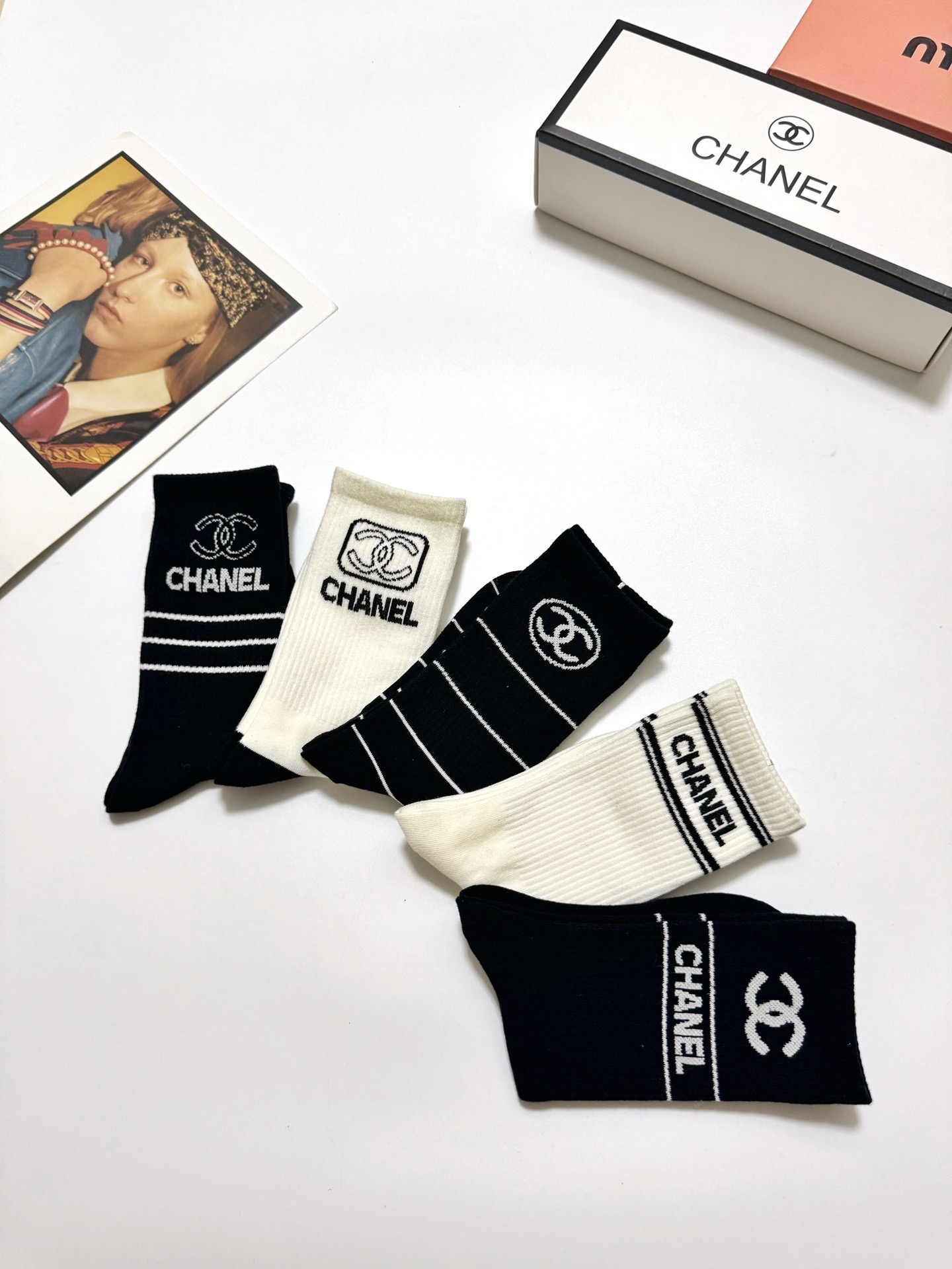 配包装🌟【一盒5 双】 🌟Chanel 香奈儿 经典字母logo 纯棉中筒袜 ，ins超火爆中筒袜 纯棉