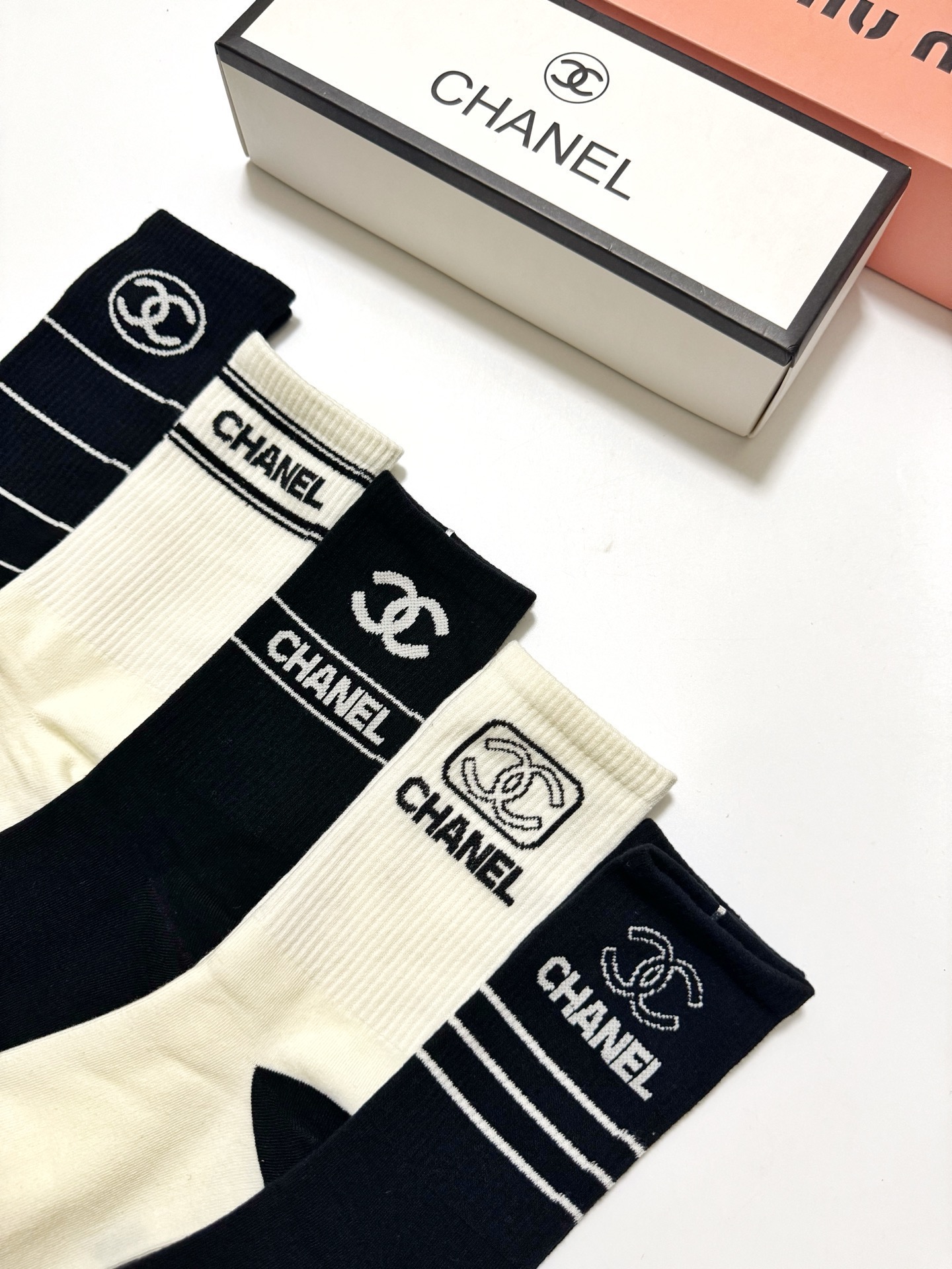配包装🌟【一盒5 双】 🌟Chanel 香奈儿 经典字母logo 纯棉中筒袜 ，ins超火爆中筒袜 纯棉