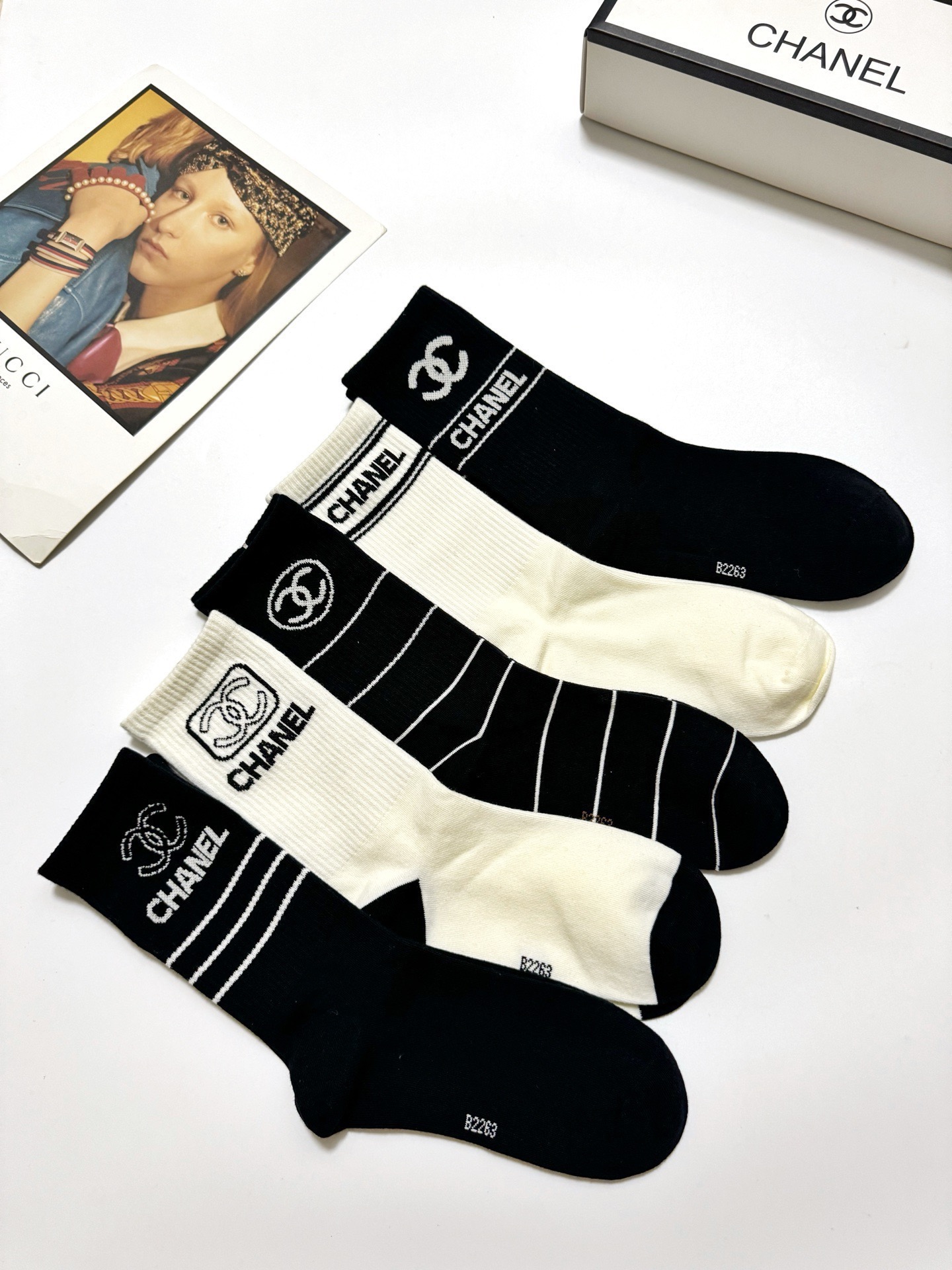 配包装🌟【一盒5 双】 🌟Chanel 香奈儿 经典字母logo 纯棉中筒袜 ，ins超火爆中筒袜 纯棉
