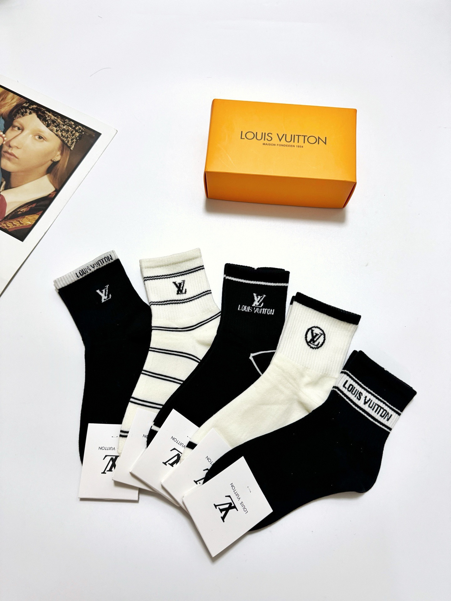 配包装🌟【一盒5 双】 🌟LV 路易威登 经典字母logo ins超火爆中筒袜，纯棉面料，潮人必备 ，经