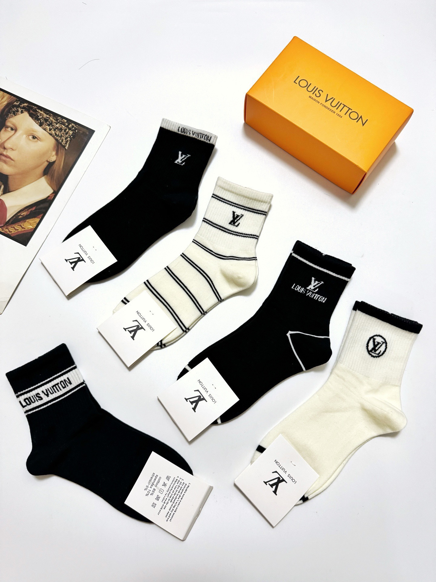 配包装🌟【一盒5 双】 🌟LV 路易威登 经典字母logo ins超火爆中筒袜，纯棉面料，潮人必备 ，经