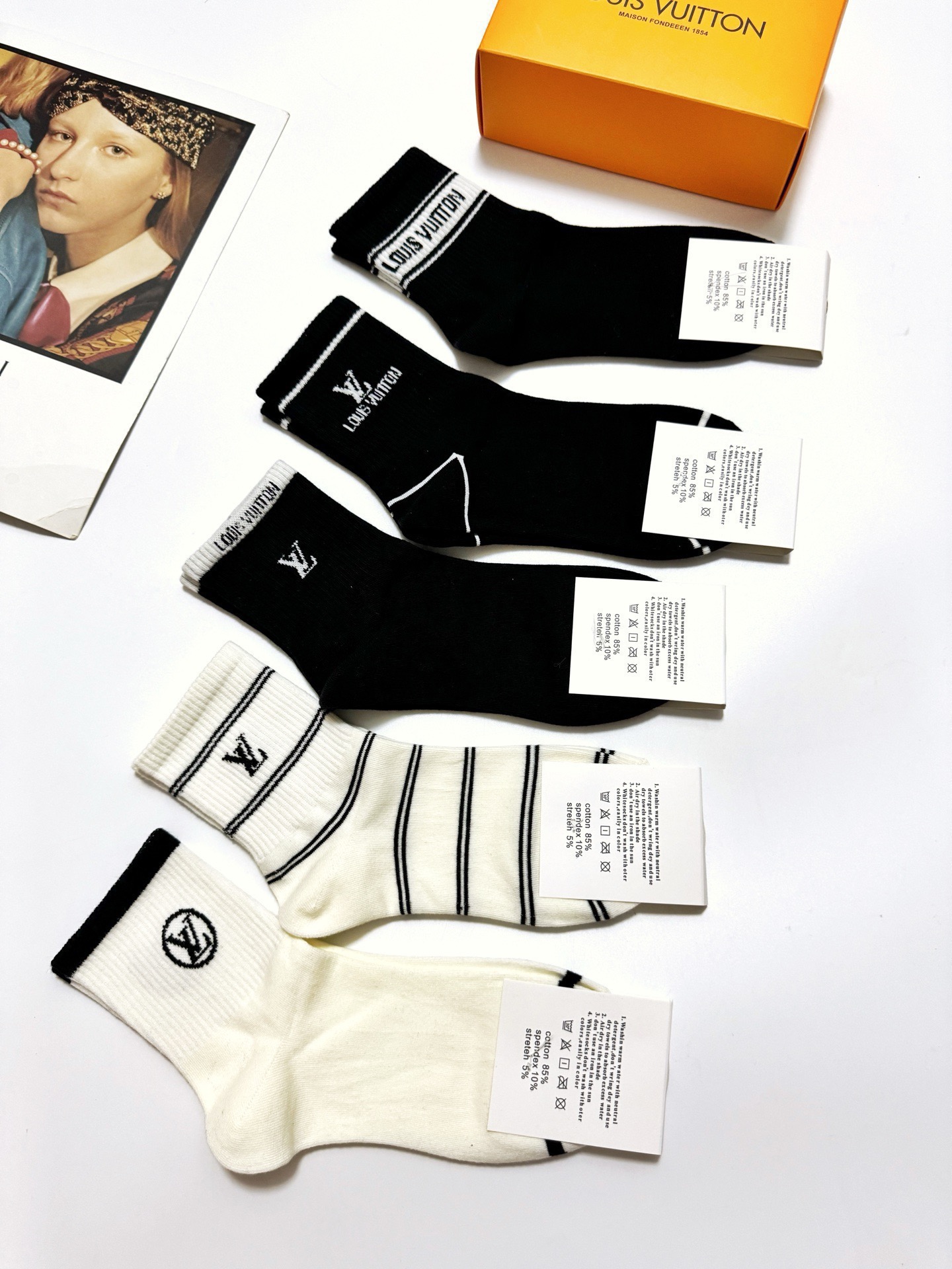 配包装🌟【一盒5 双】 🌟LV 路易威登 经典字母logo ins超火爆中筒袜，纯棉面料，潮人必备 ，经