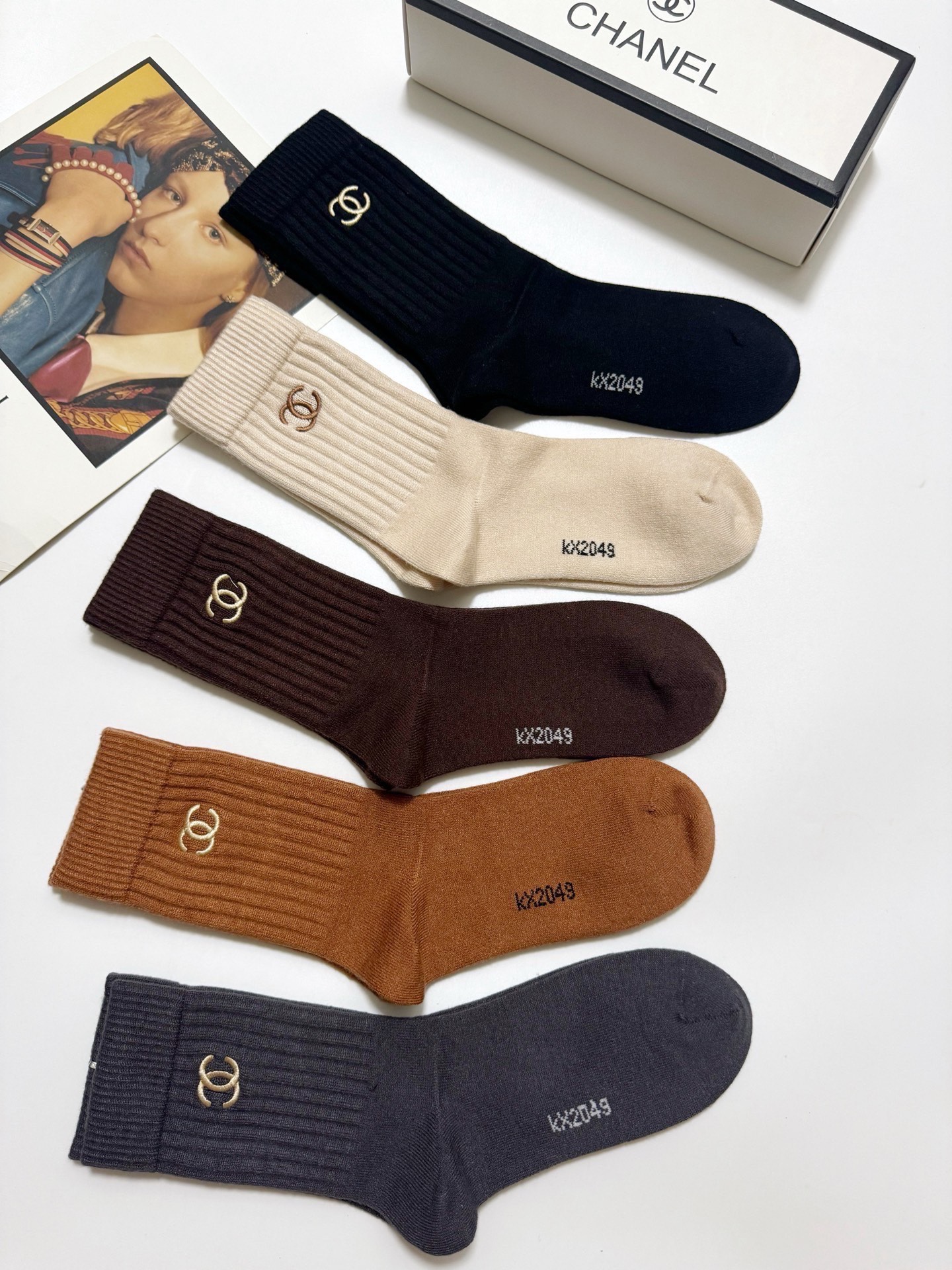 配包装🌟【一盒5 双】 🌟Chanel 香奈儿 经典刺绣字母logo 羊绒混纺中筒袜 ，软糯亲肤，ins