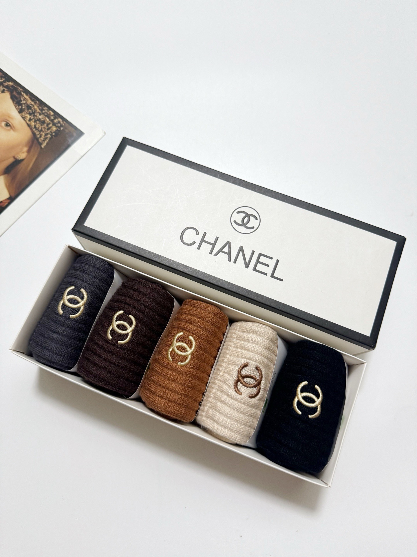 配包装🌟【一盒5 双】 🌟Chanel 香奈儿 经典刺绣字母logo 羊绒混纺中筒袜 ，软糯亲肤，ins