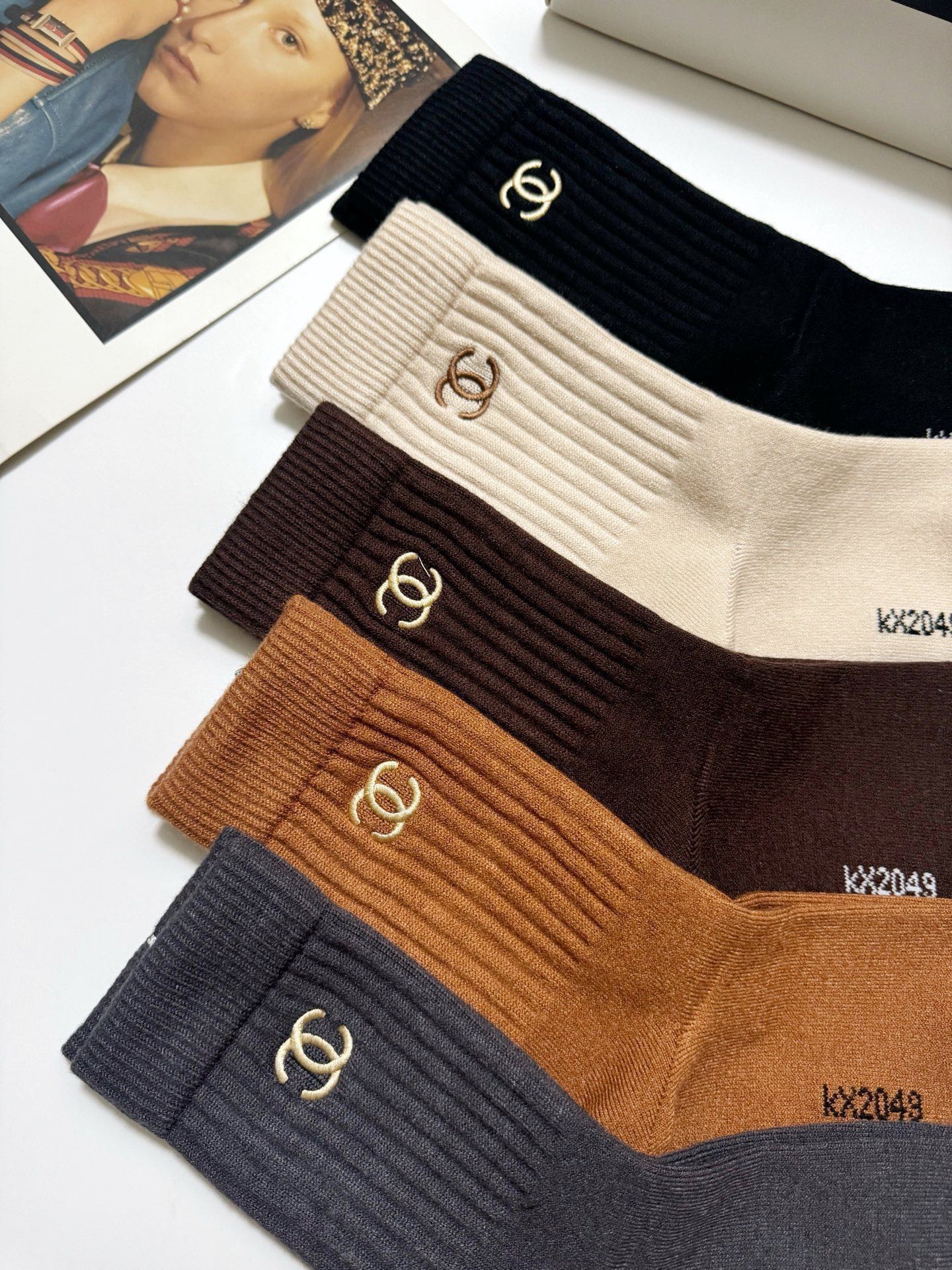 配包装🌟【一盒5 双】 🌟Chanel 香奈儿 经典刺绣字母logo 羊绒混纺中筒袜 ，软糯亲肤，ins