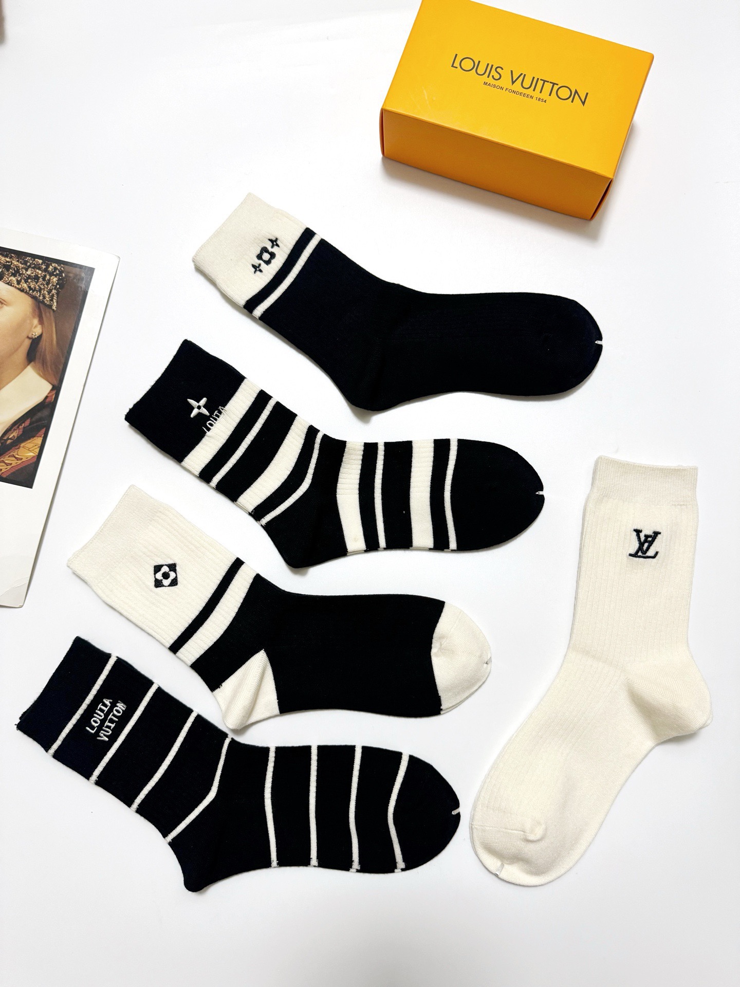 配包装🌟【一盒5 双】 🌟LV 路易威登 经典刺绣字母logo 羊绒混纺中筒袜 ，软糯亲肤，ins超火爆