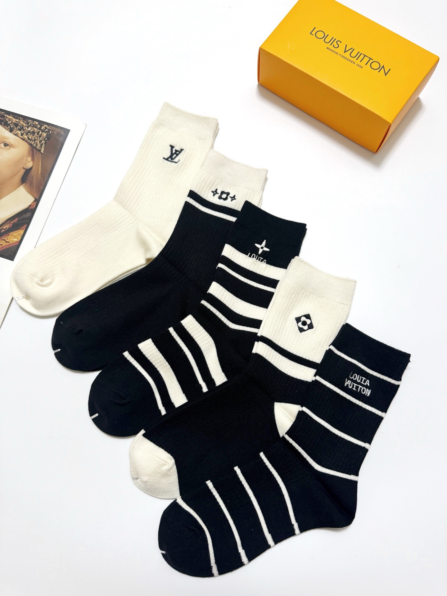 配包装🌟【一盒5 双】 🌟LV 路易威登 经典刺绣字母logo 羊绒混纺中筒袜 ，软糯亲肤，ins超火爆