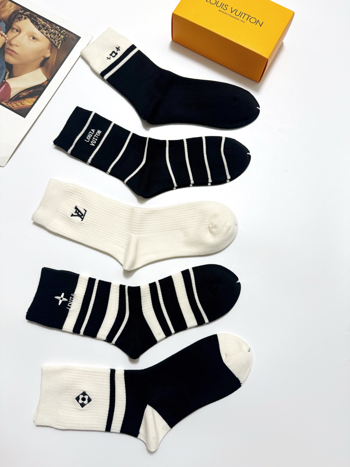 配包装🌟【一盒5 双】 🌟LV 路易威登 经典刺绣字母logo 羊绒混纺中筒袜 ，软糯亲肤，ins超火爆