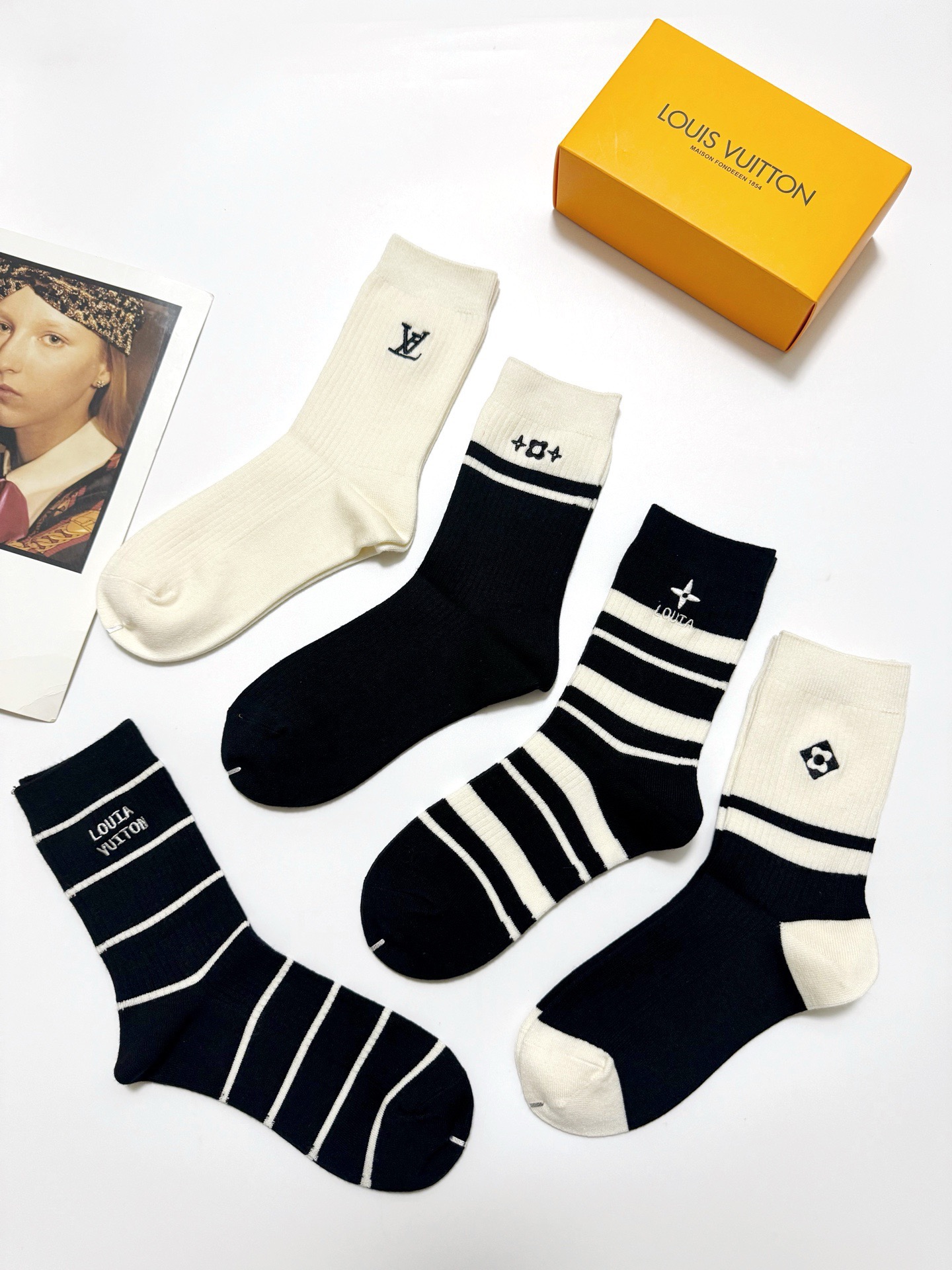 配包装🌟【一盒5 双】 🌟LV 路易威登 经典刺绣字母logo 羊绒混纺中筒袜 ，软糯亲肤，ins超火爆