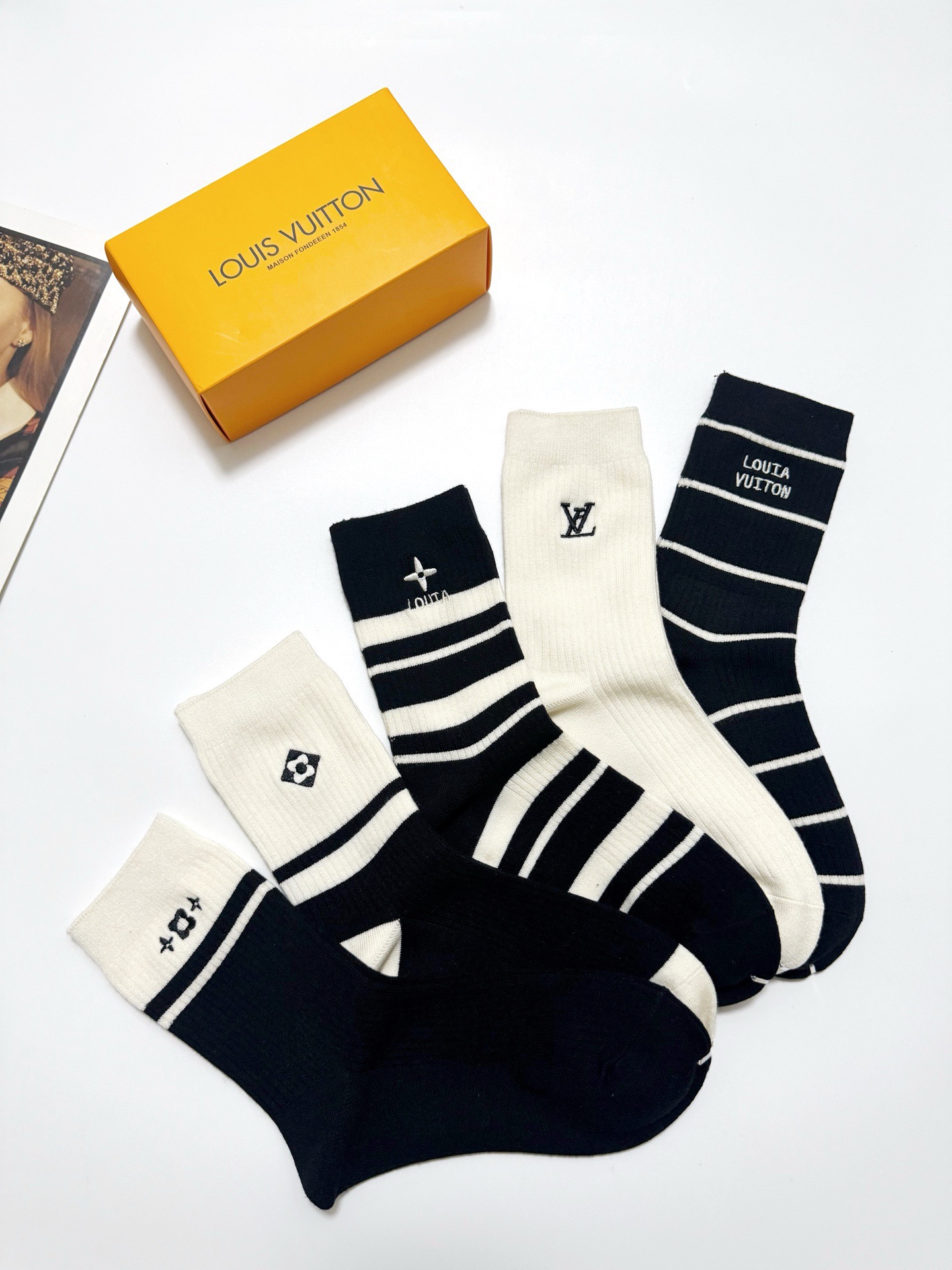 配包装🌟【一盒5 双】 🌟LV 路易威登 经典刺绣字母logo 羊绒混纺中筒袜 ，软糯亲肤，ins超火爆