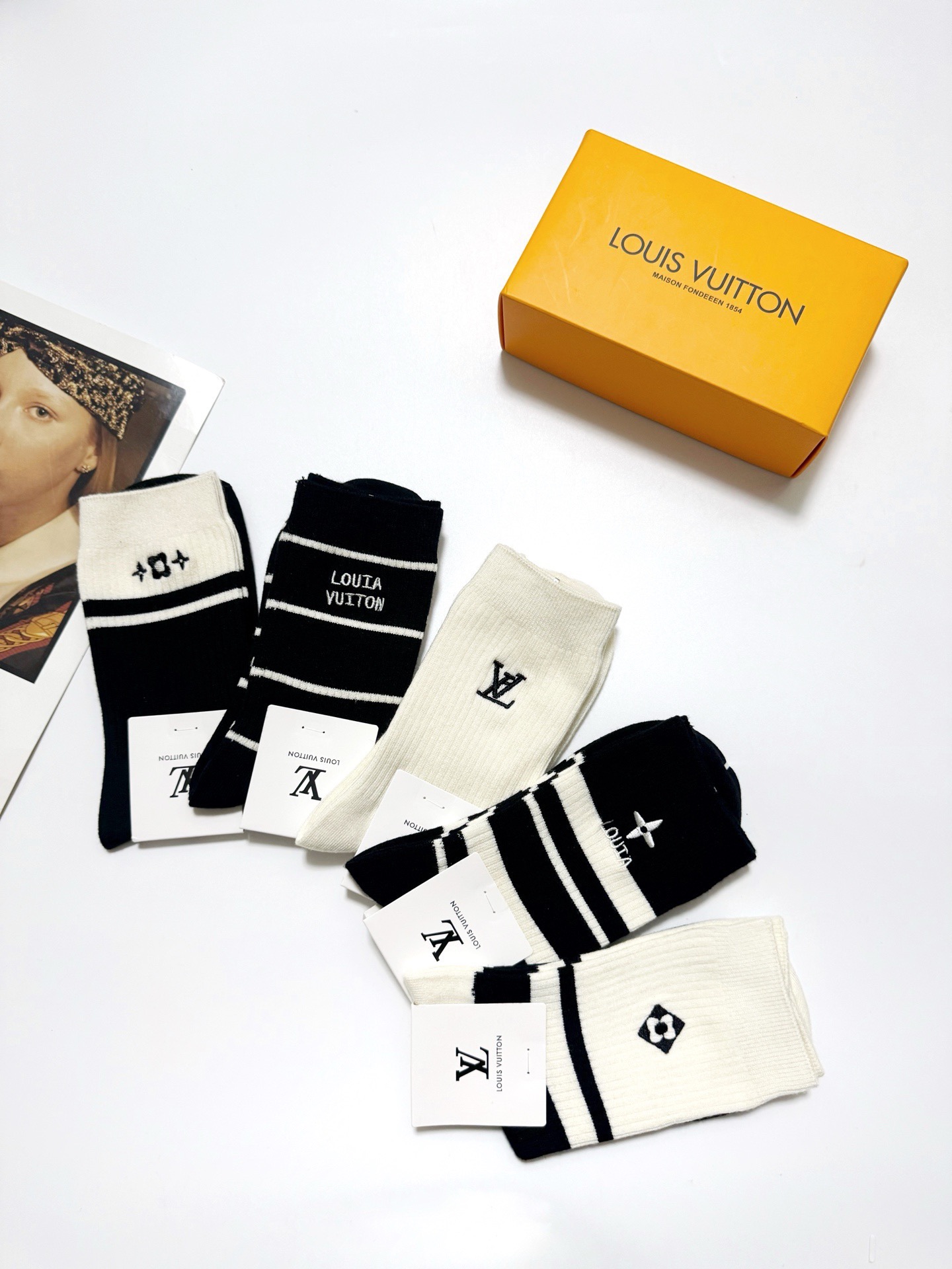 配包装🌟【一盒5 双】 🌟LV 路易威登 经典刺绣字母logo 羊绒混纺中筒袜 ，软糯亲肤，ins超火爆